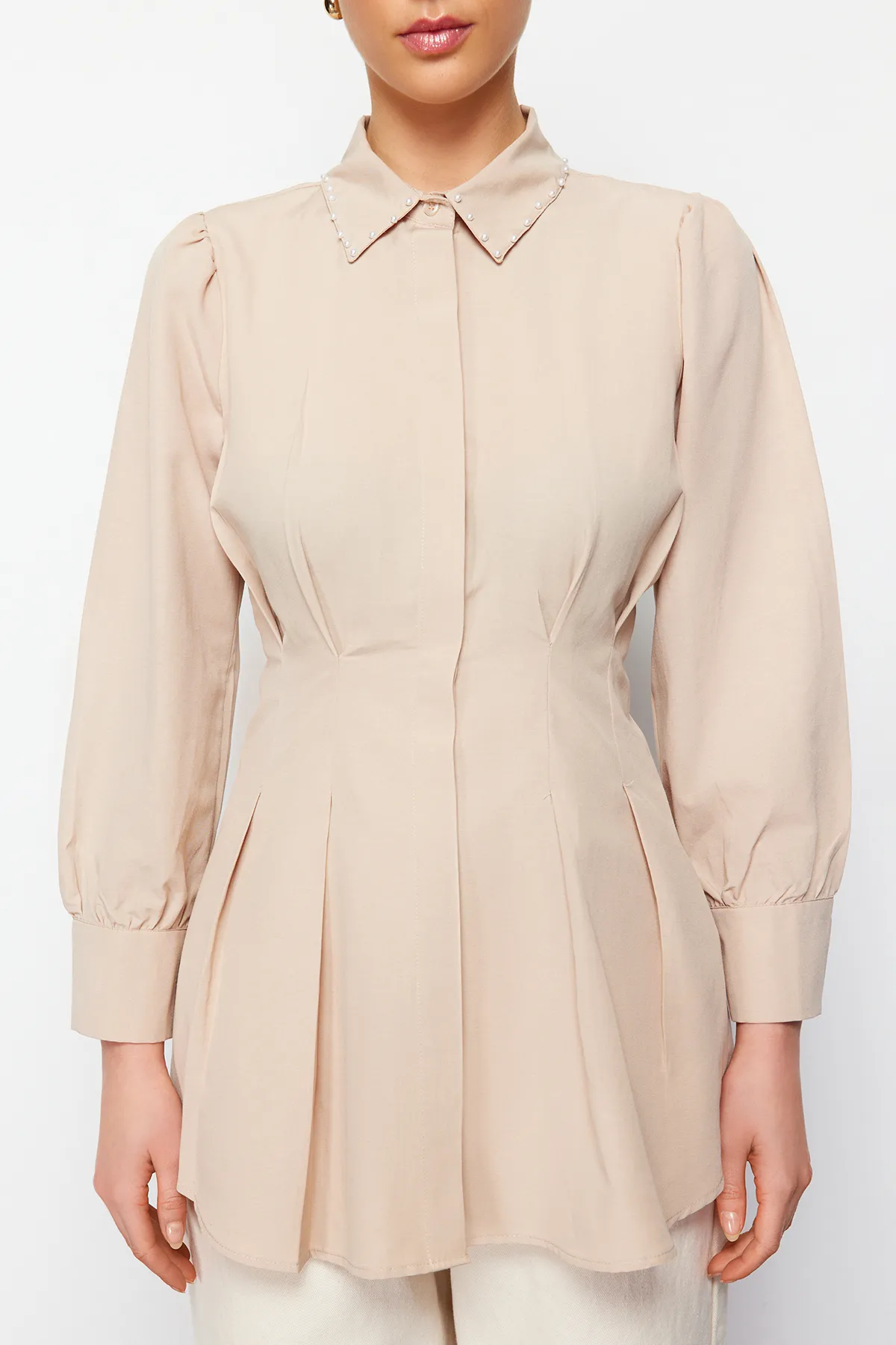 Trendyol Modest  Gewebtes Hemd mit Perlendetails in Steingrau TCTAW24TG00027