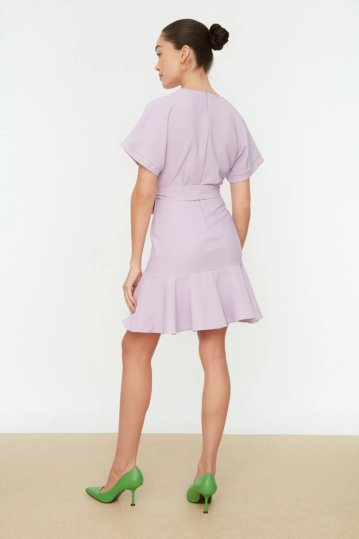 Trendyol Collection  Fliederfarbenes Volant-Webkleid mit Gürtel TWOSS20EL0944