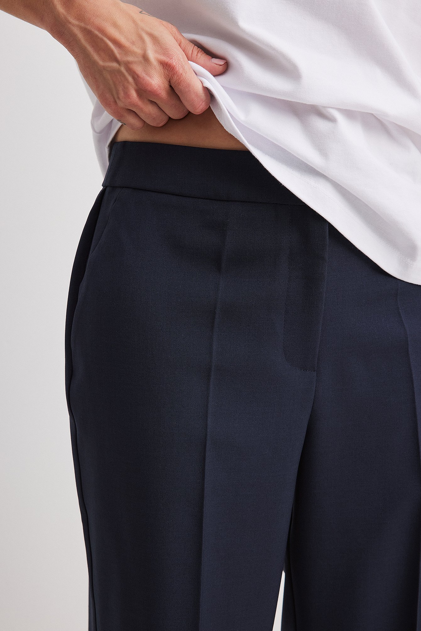 Enganliegende, ausgestellte Anzughose mit mittlerer Taille