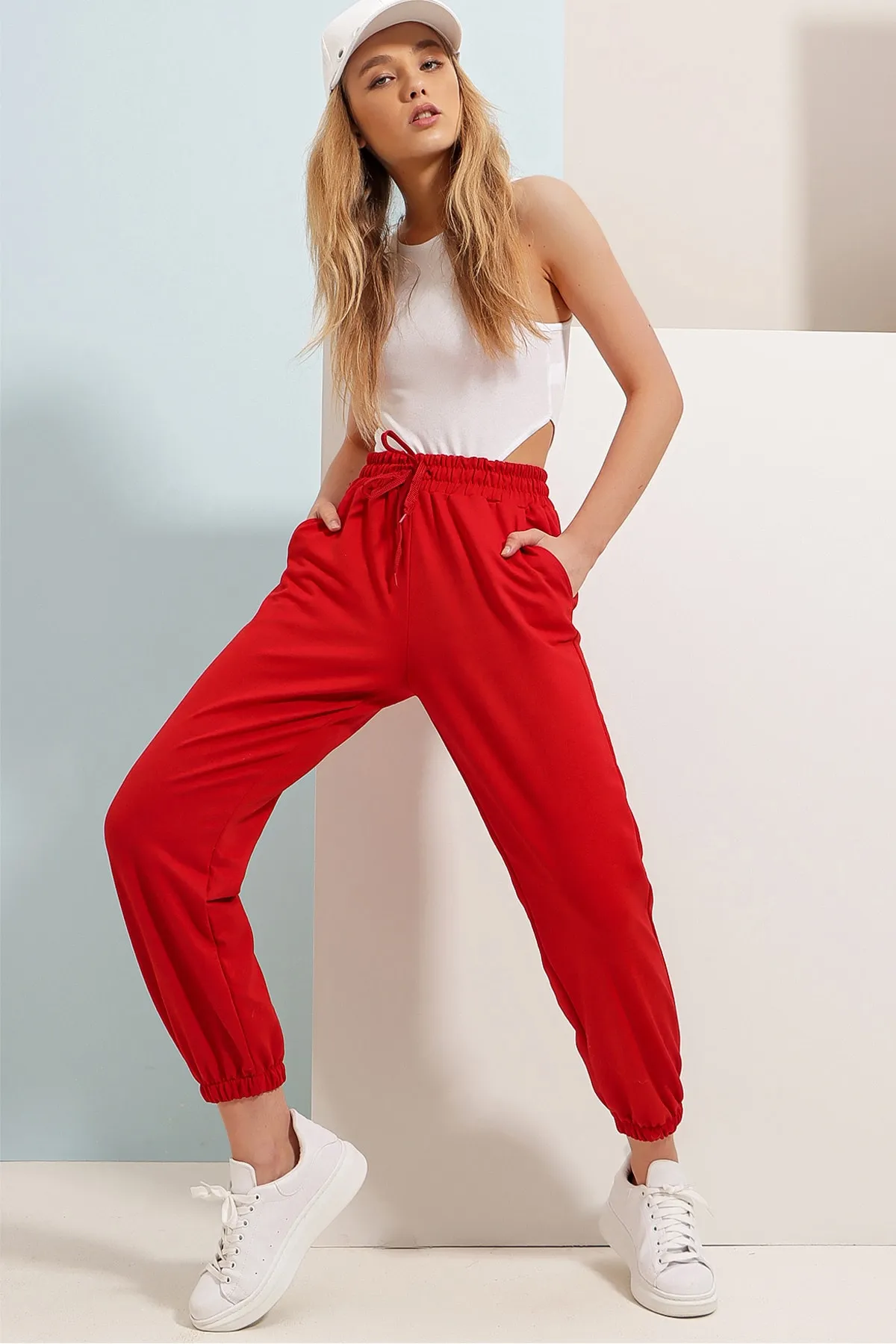 Trend Alaçatı Stili  Rote Jogginghose mit zwei Fäden und elastischem Bein für Damen ALC-Y2933
