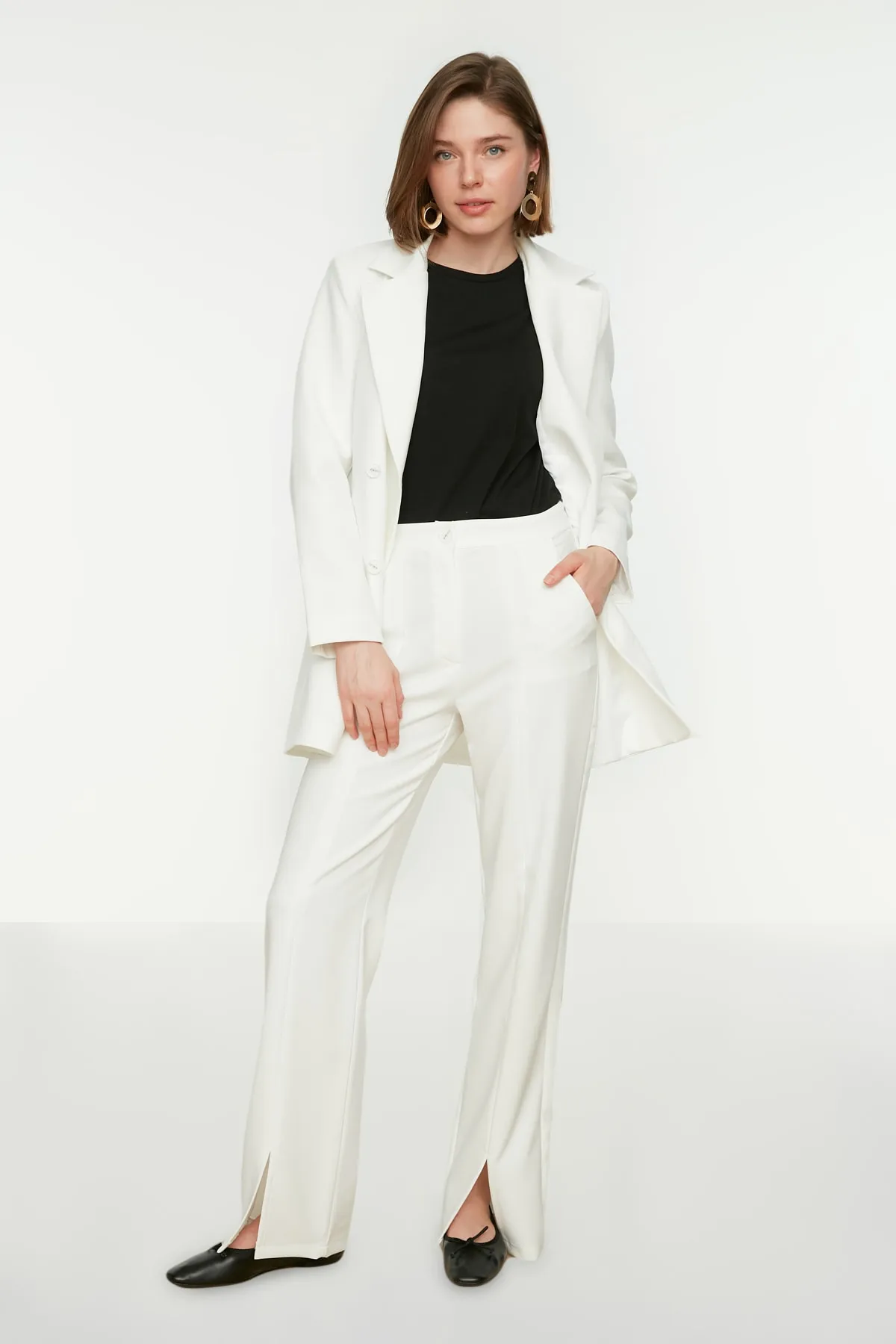Trendyol Modest  Ecrufarbene, gewebte Hose mit hohem Bund und Schlitz und detaillierten Taschen TCTSS22PL0367