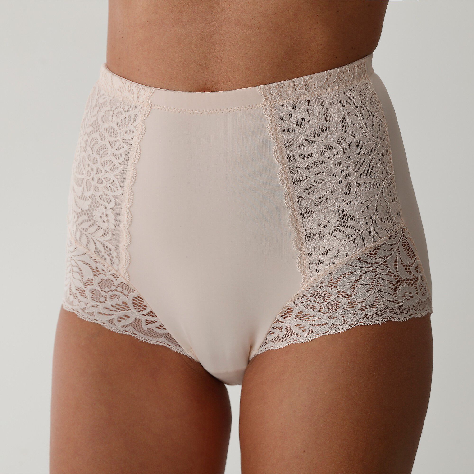 Gaine affinante plastron dentelle