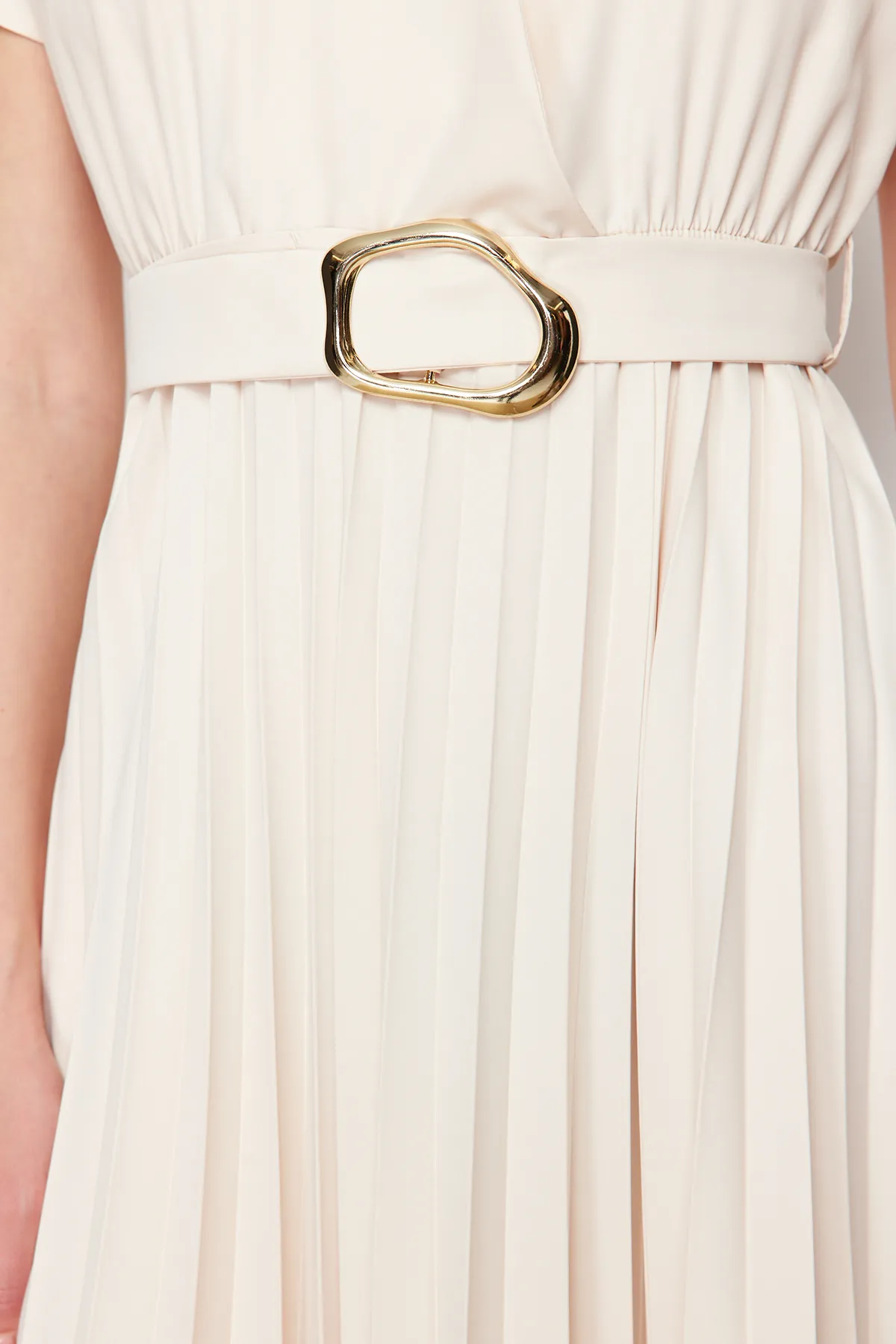 Trendyol Collection  Ecrufarbenes gewebtes Maxikleid mit Gürtelrock, zweireihigem Plisseekragen TWOSS24EL00622