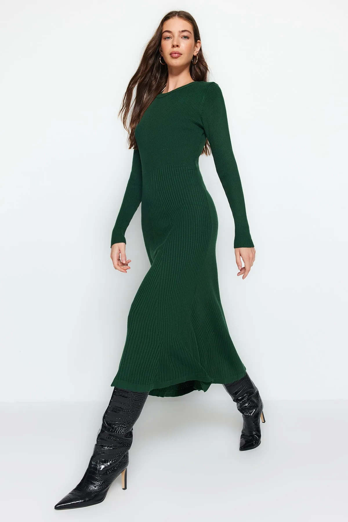 Trendyol Collection  Smaragdgrünes Midi-Strickkleid mit Rundhalsausschnitt TWOAW21EL0422