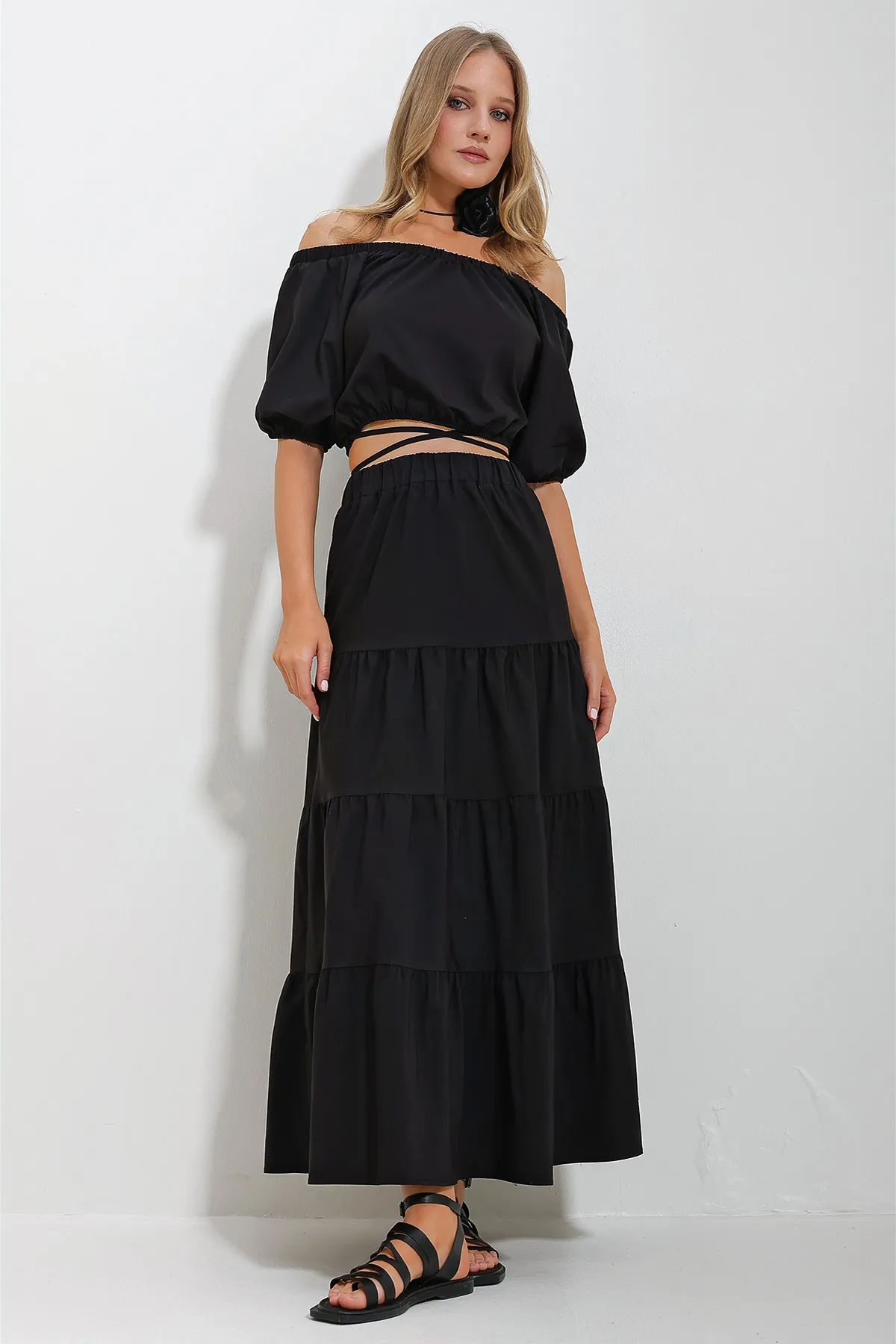 Trend Alaçatı Stili  Schwarze kurze Bluse mit Madonna-Kragen und gerafftem, gefüttertem Rock aus Popeline für Damen ALC-X11649