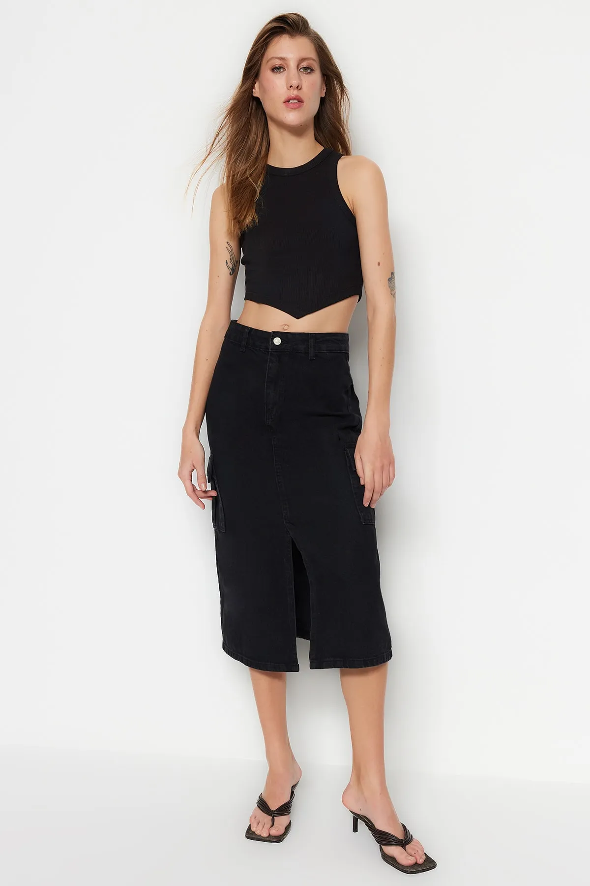 Trendyol Collection  Schwarzer Midi-Jeansrock mit hoher Taille und Cargo-Taschendetail TWOSS23ET00110