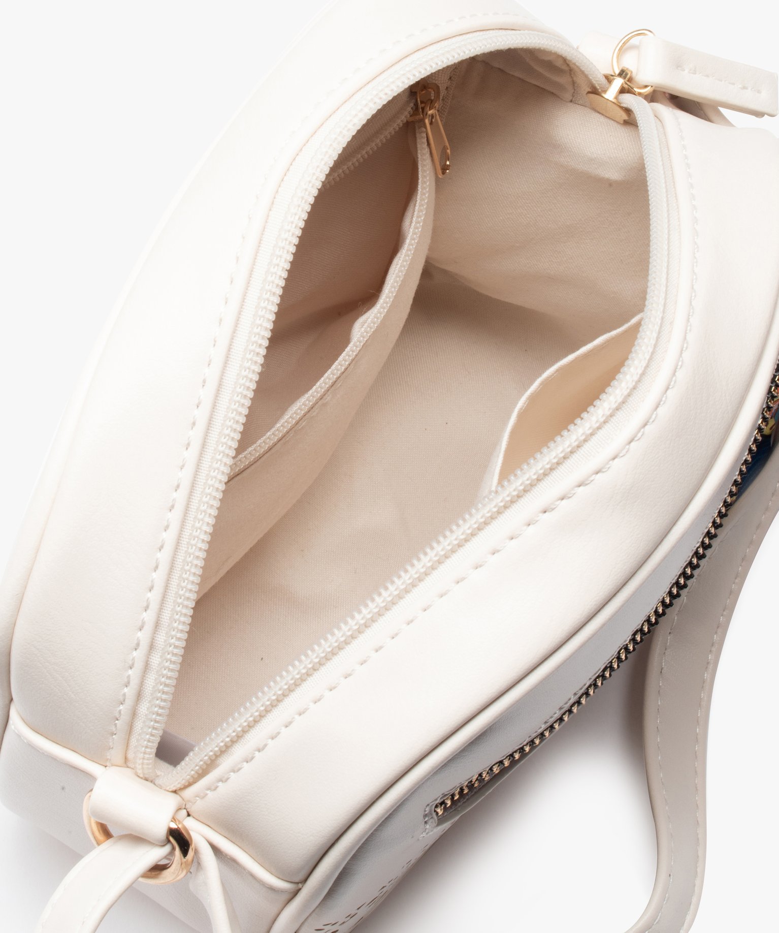 Sac femme petit format avec motif ajouré et breloque en tissu blanc | GEMO