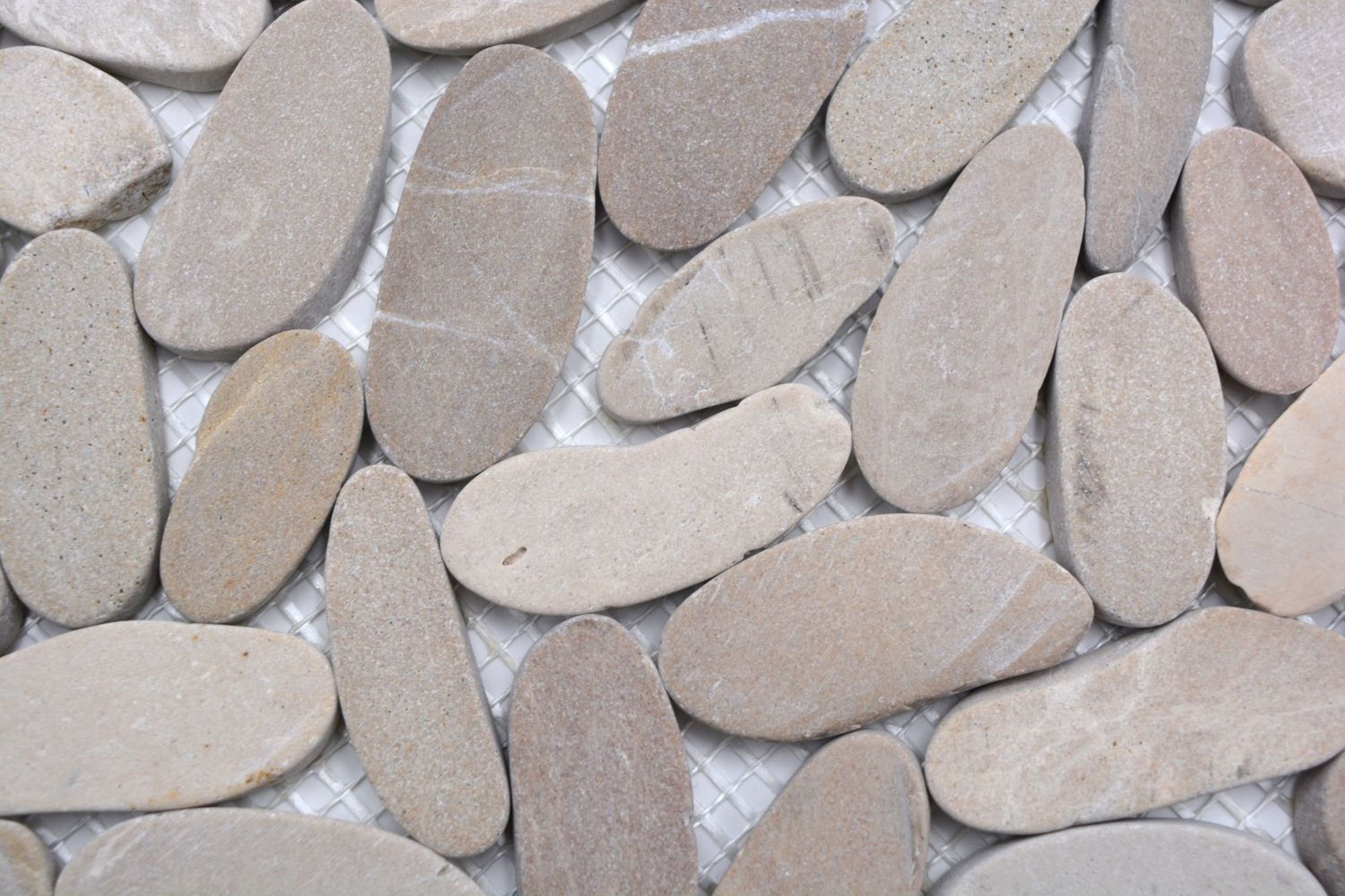 Mosani Mosaikfliesen Flußkiesel hellbeige braun Kiesel geschnitten Duschwanne Bad