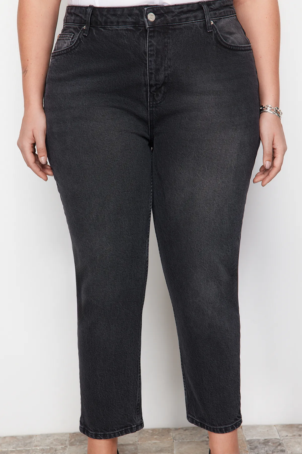 Trendyol Curve  Schwarze High-Bel-Mom-Jeans TBBAW24CJ00050