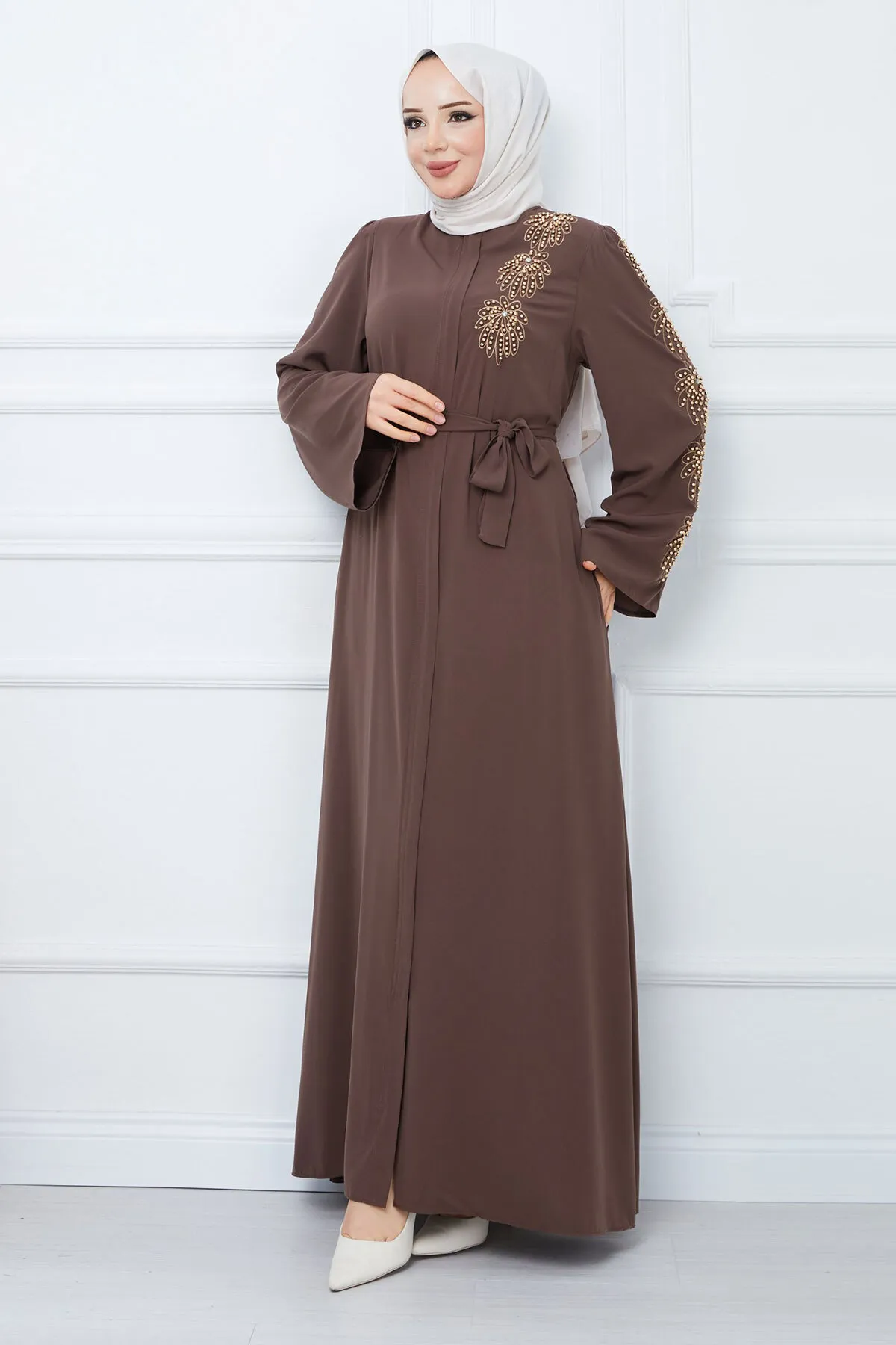 Tesettür Dünyası  Hijab mit Perlenstickerei und Gürtel Ferace TSD240203 Braun