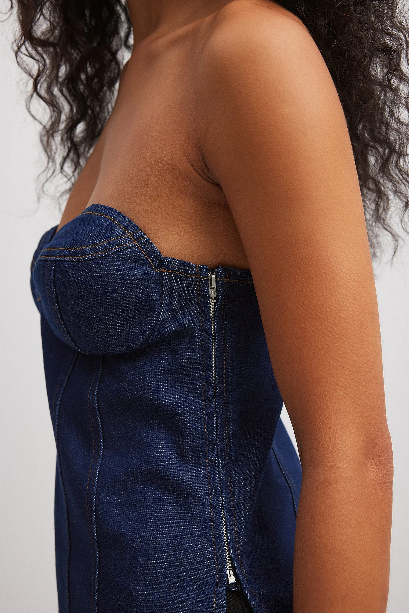 Jeanskorsett mit Cup-Detail