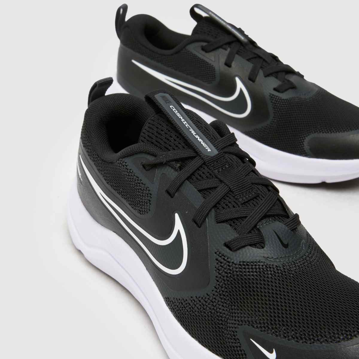 Črno-beli športni copati Nike Cosmic Runner Youth