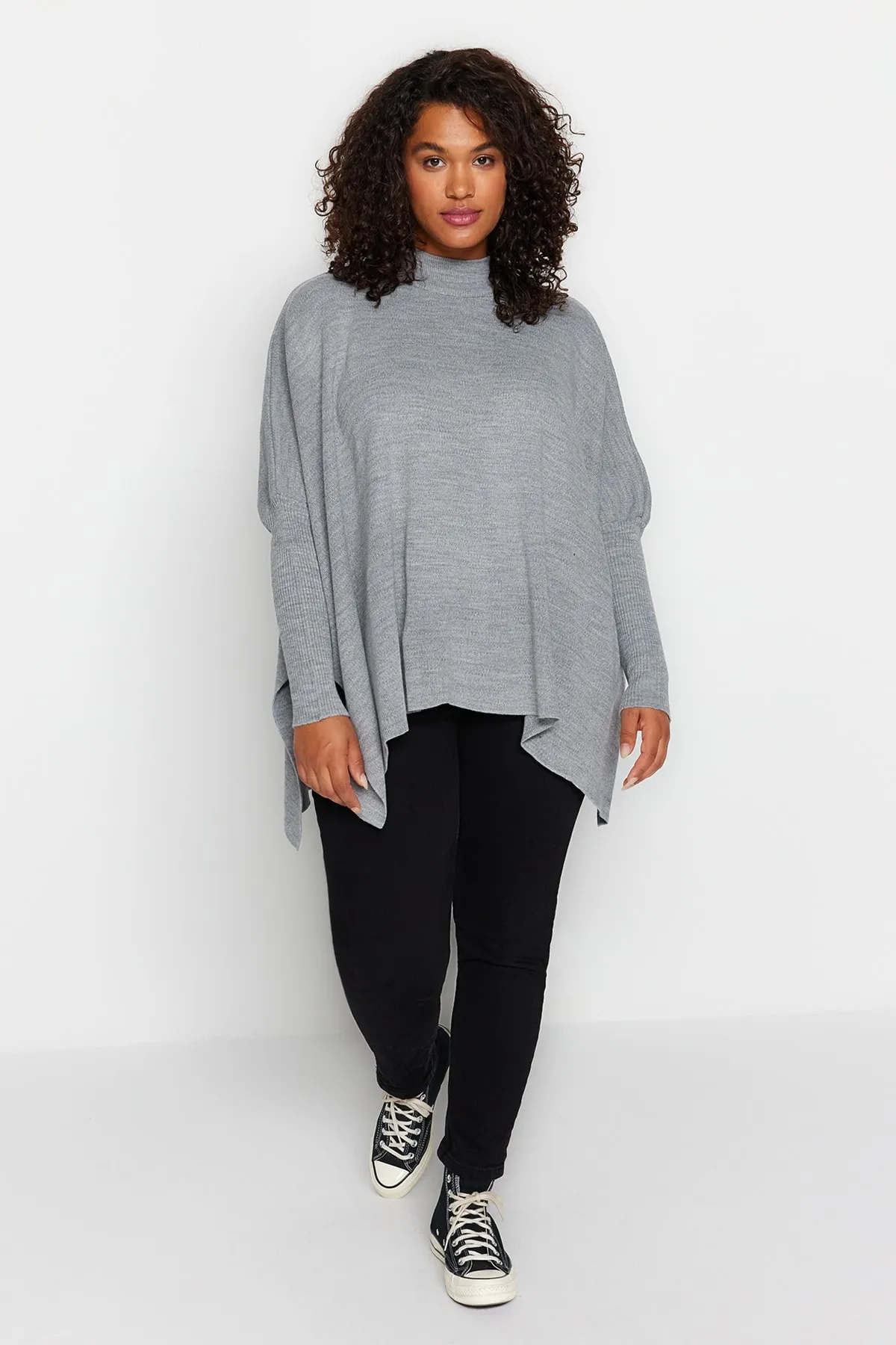 Trendyol Curve  Grau-melierter Strickpullover mit Schlitz und detailliertem Schnitt