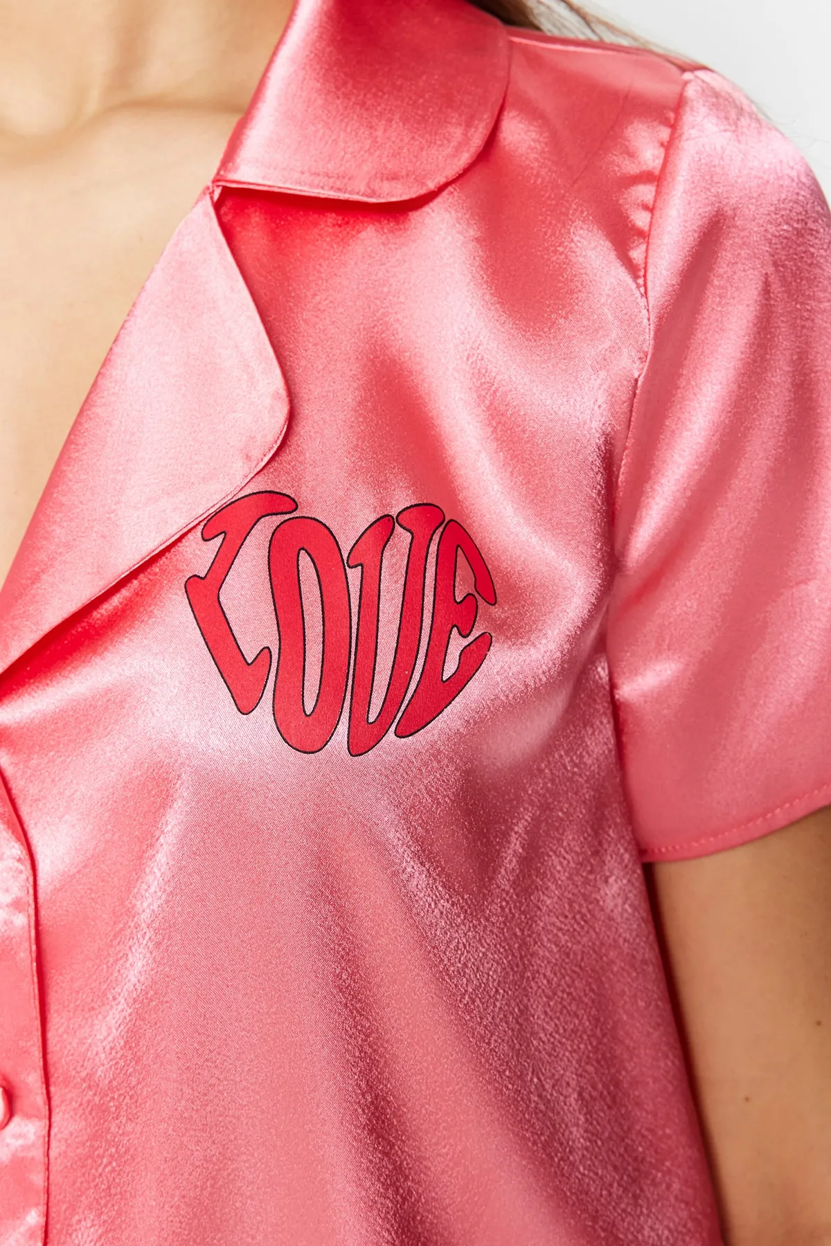 Trendyol Collection  Pyjama-Set aus gewebtem Hemd und Shorts aus Satin mit Slogan-Print in Rosa THMSS23PT00150
