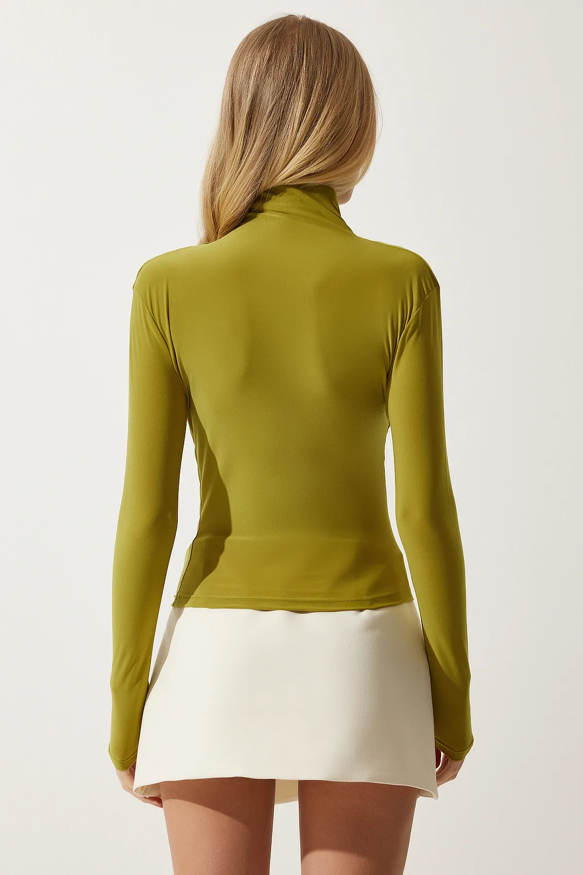 Happiness İstanbul  Ölgrüne, detaillierte Sandy-Bluse mit hohem Kragen für Damen FF00135