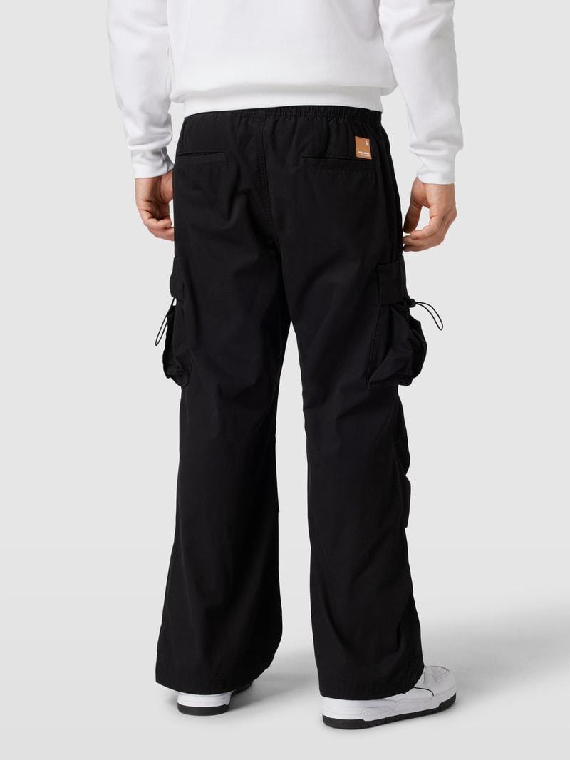Cargohose mit elastischem Bund in schwarz