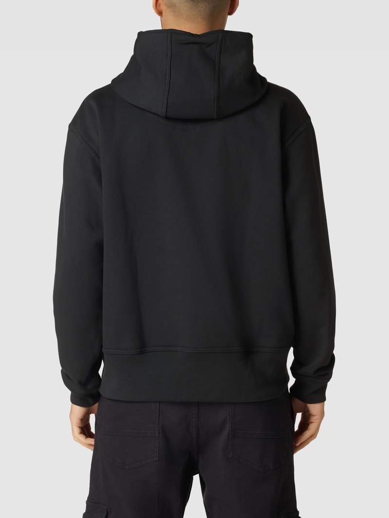 Hoodie mit Label-Patch in schwarz
