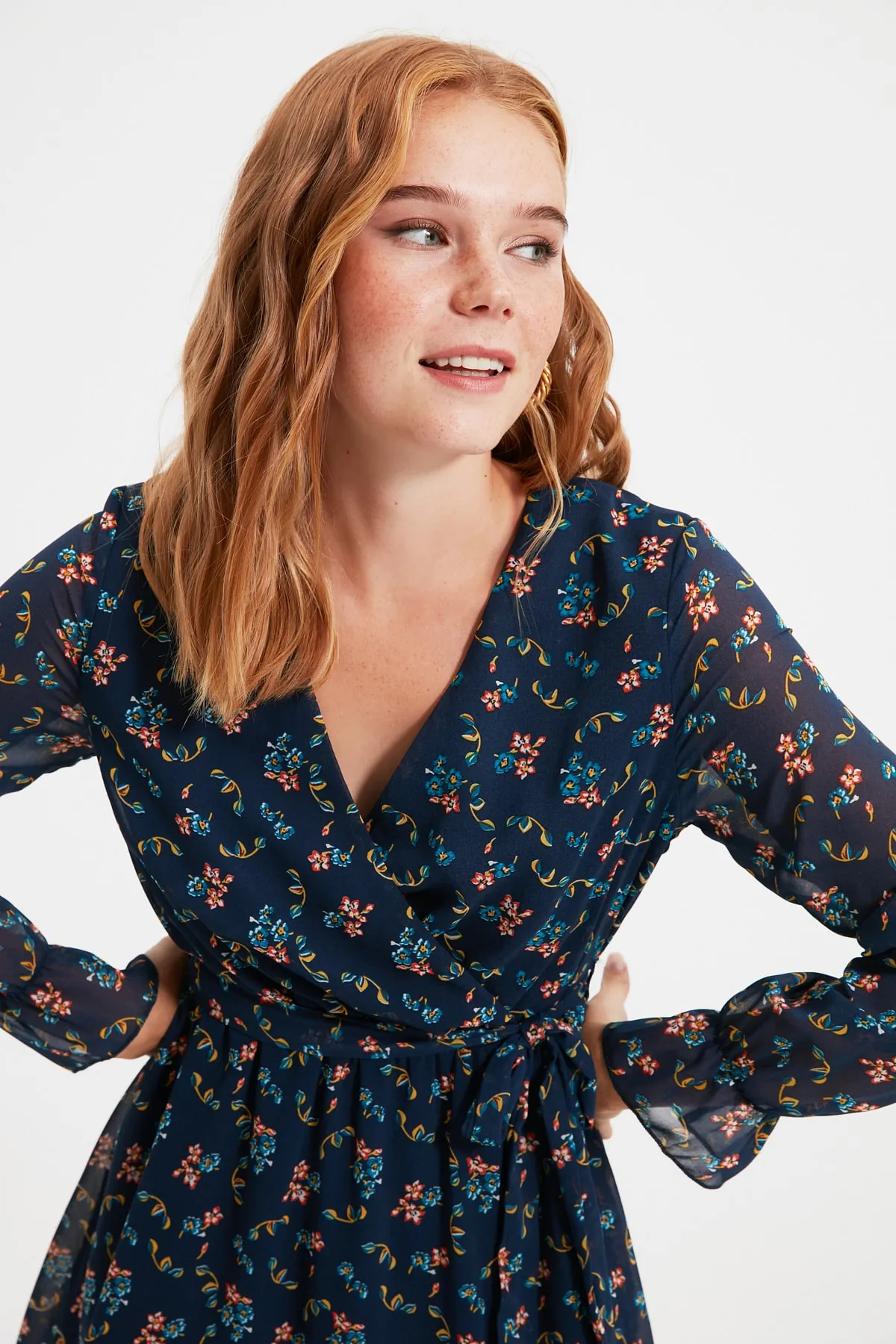 Trendyol Collection  Marineblaues, zweireihiges, gefüttertes Chiffon-Webkleid mit Blumendruck und Gürtel TWOAW20EL1628