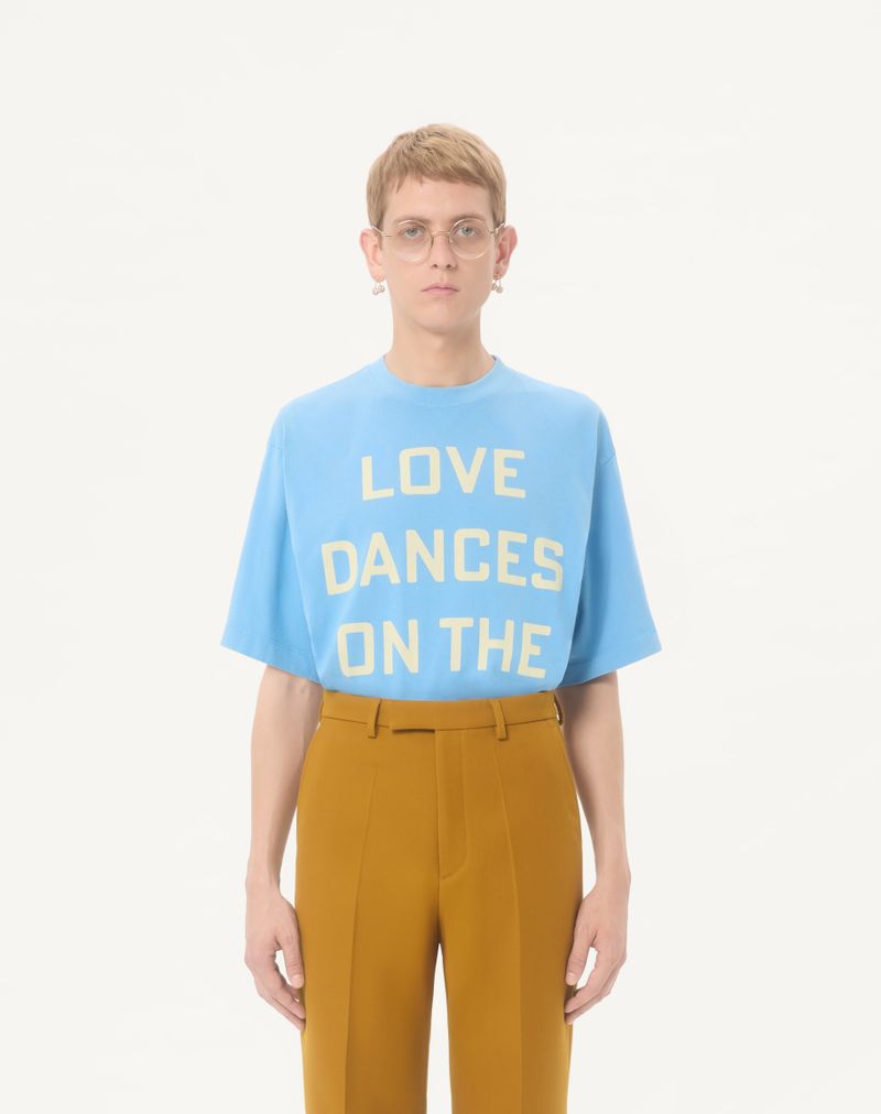 Valentino katoenen T-shirt met print 'Love Dances On The Abyss' en 'Made In Valentino'.