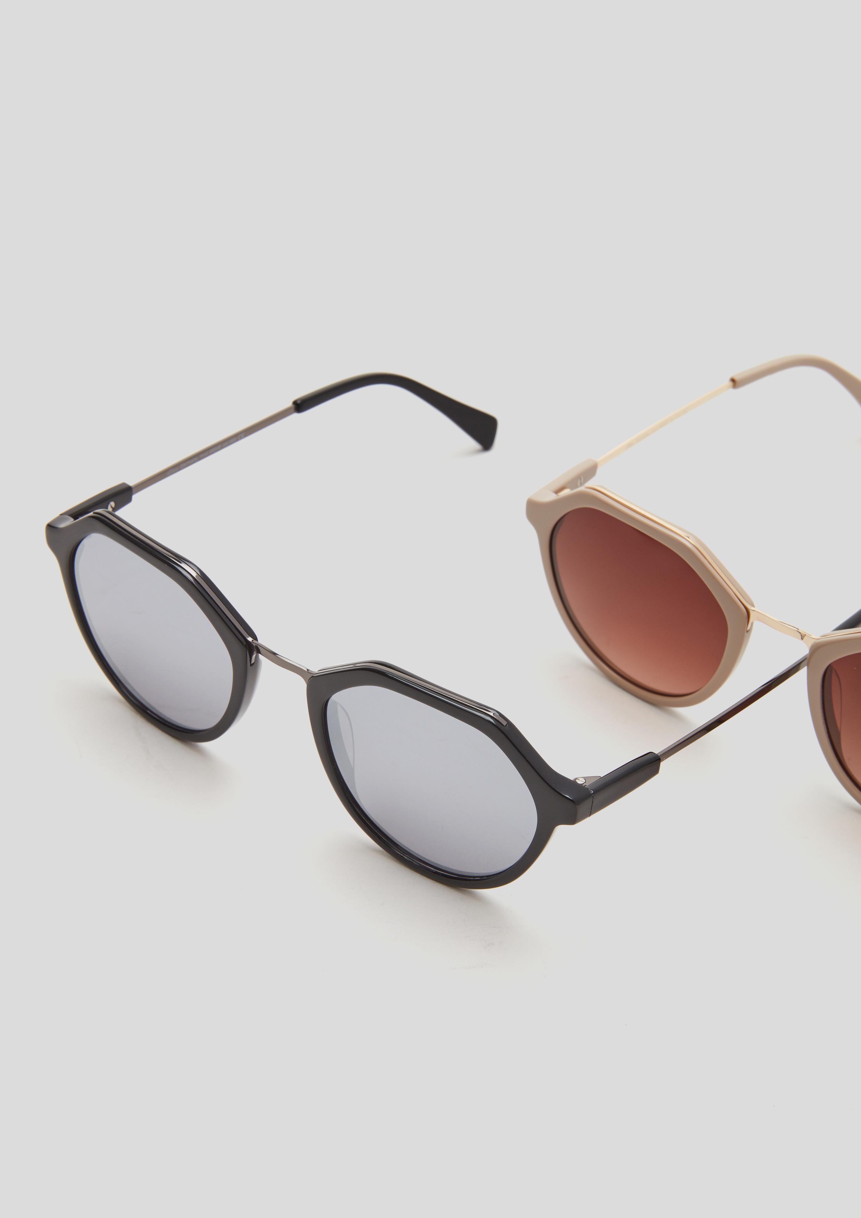 Sonnenbrille in eckiger Form  144.120.141.98546-680
