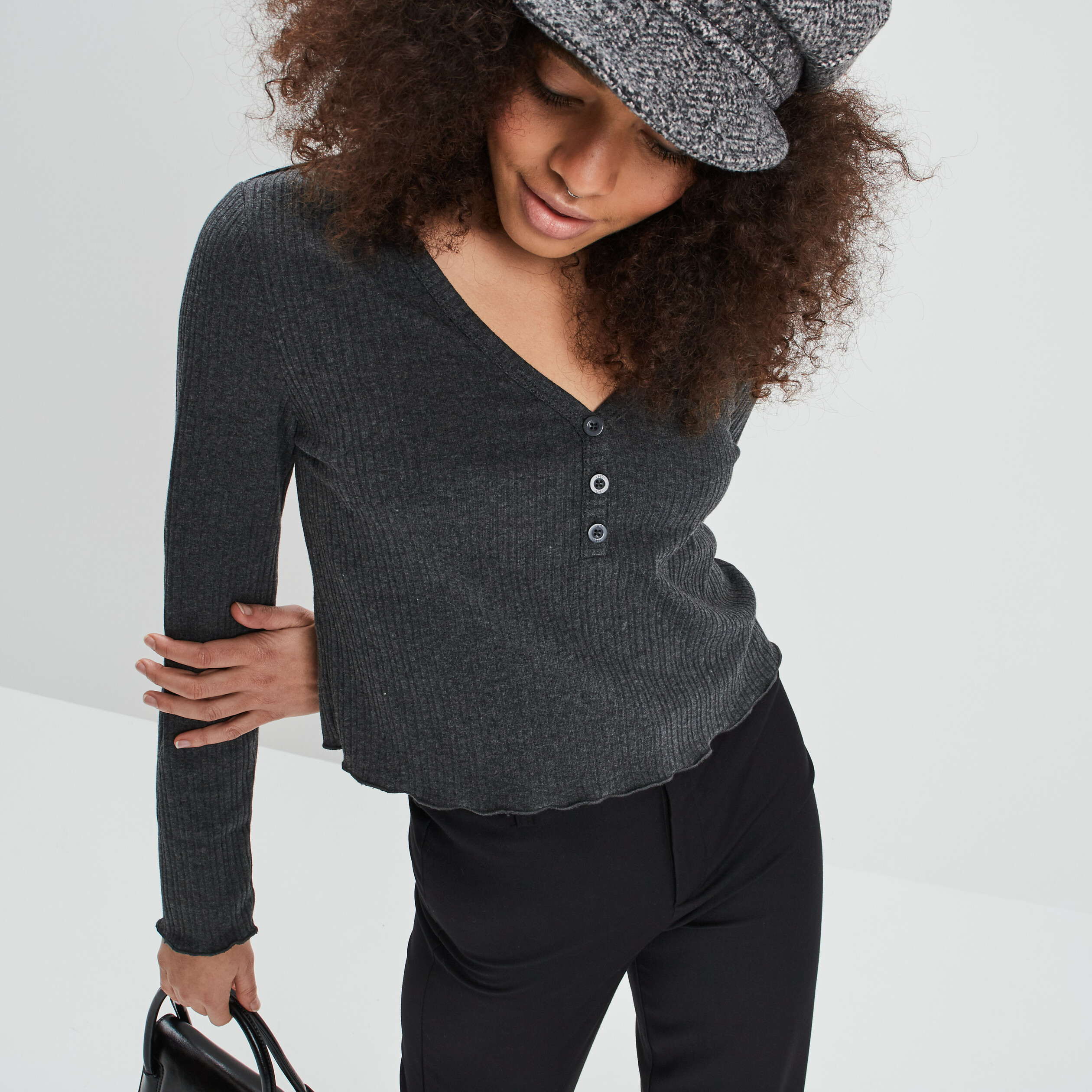 T-shirt côtelé avec col en V gris foncé femme | La Halle