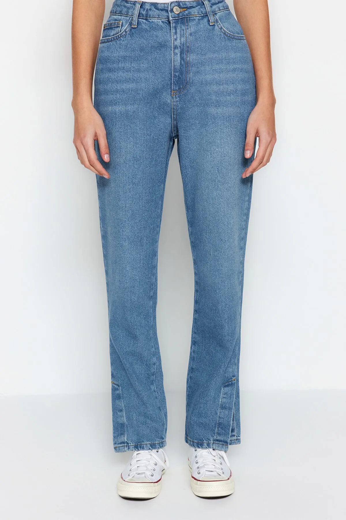 Trendyol Collection  Hellblaue Bootcut-Jeans mit Schlitz und hoher Taille TWOAW22JE0561