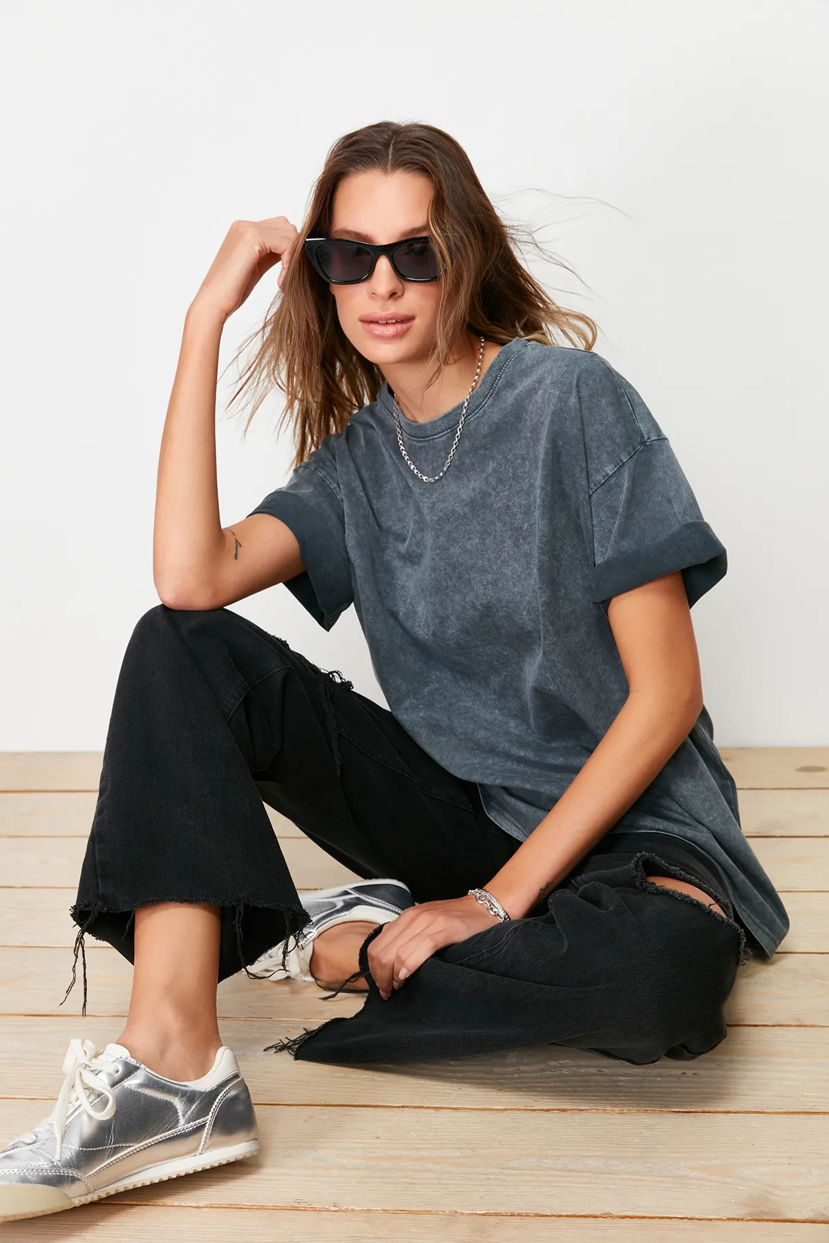 Trendyol Collection  Anthrazitfarbenes Boyfriend-Strick-T-Shirt aus 100 % Baumwolle mit verblasstem Effekt auf der Rückseite und Rundhalsausschnitt TWOSS23TS00109