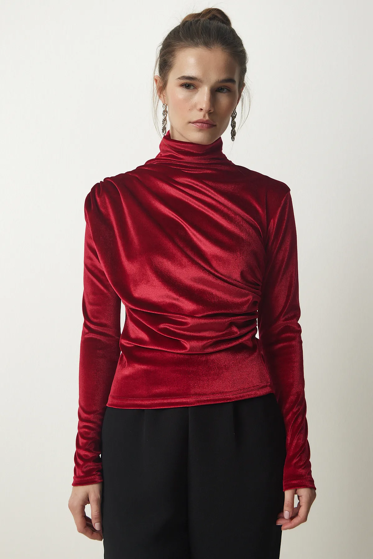 Happiness İstanbul  Stilvolle Damenbluse aus Samt mit gerafftem Kragen in Rot FF00144