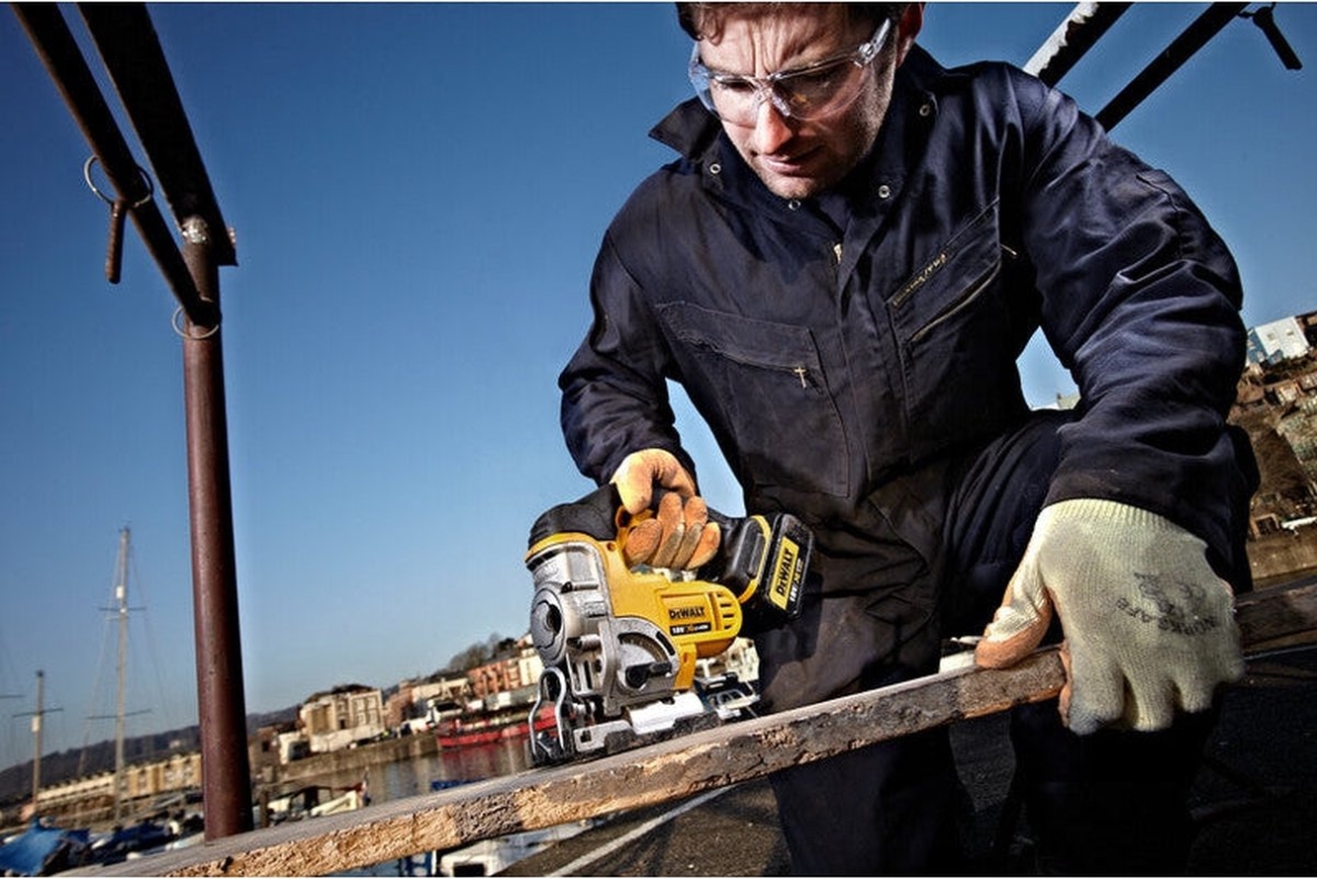 DeWalt DCS331N-XJ Priamočiara píla XR 18 V bez batérií a nabíjačky