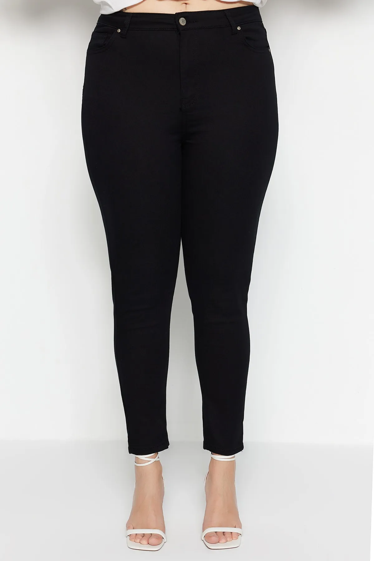 Trendyol Curve  Schwarze, dehnbare Skinny-Jeans mit hoher Taille TBBAW23CJ00059