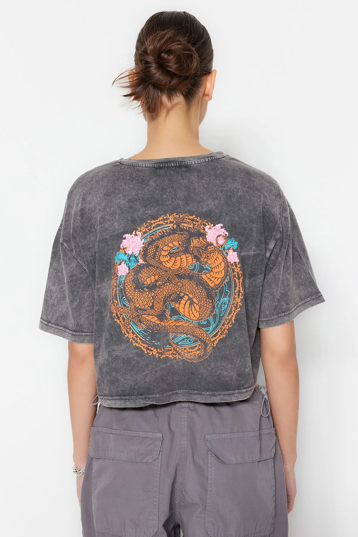 Trendyol Collection  Anthrazitfarbenes, kurz geschnittenes Strick-T-Shirt aus 100 % Baumwolle mit verblasstem Effekt auf der Rückseite und Rundhalsausschnitt TWOSS23TS00116