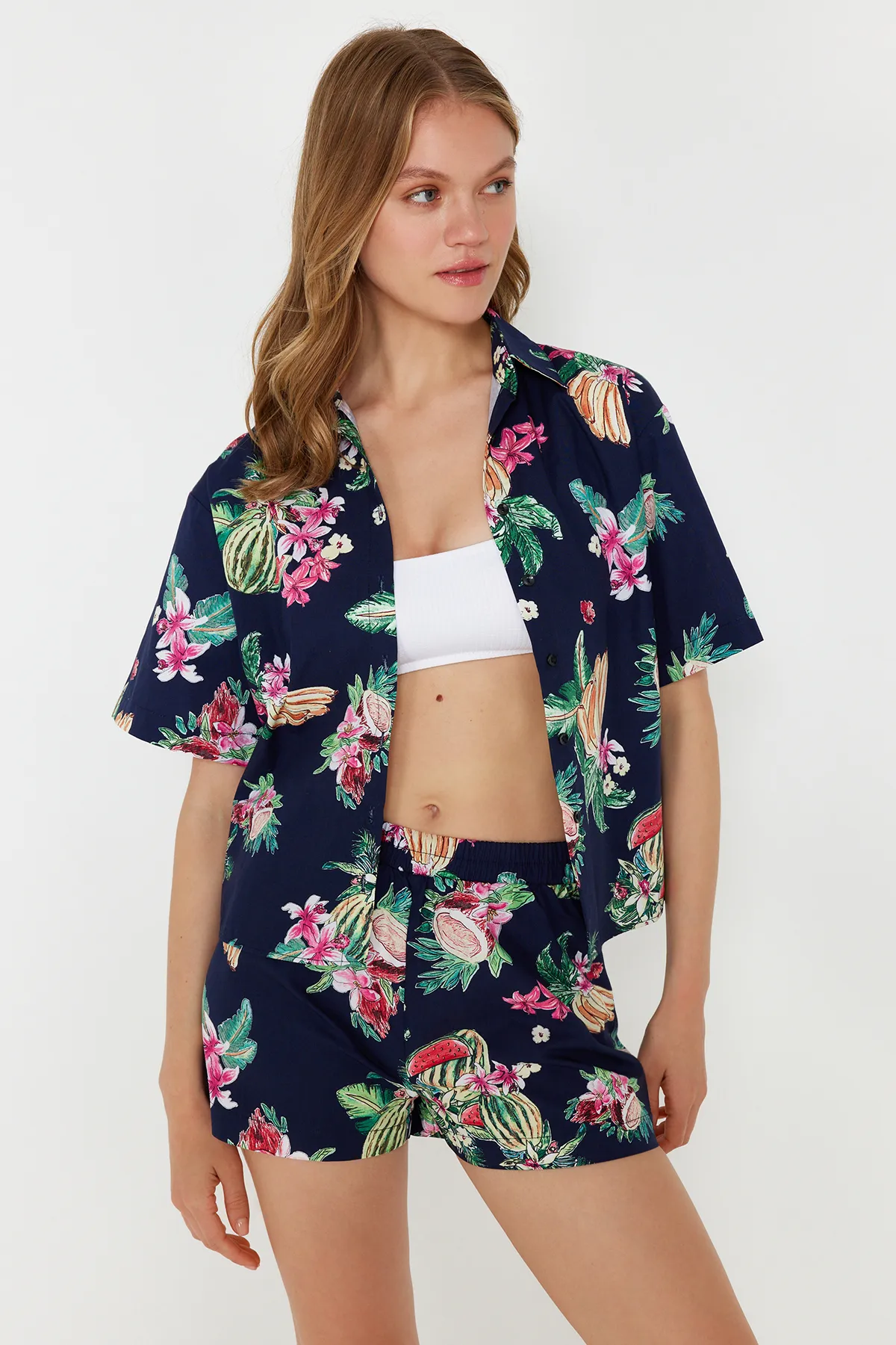 Trendyol Collection  Gewebtes Hemd-Shorts-Set mit tropischem Muster TBESS24AU00075