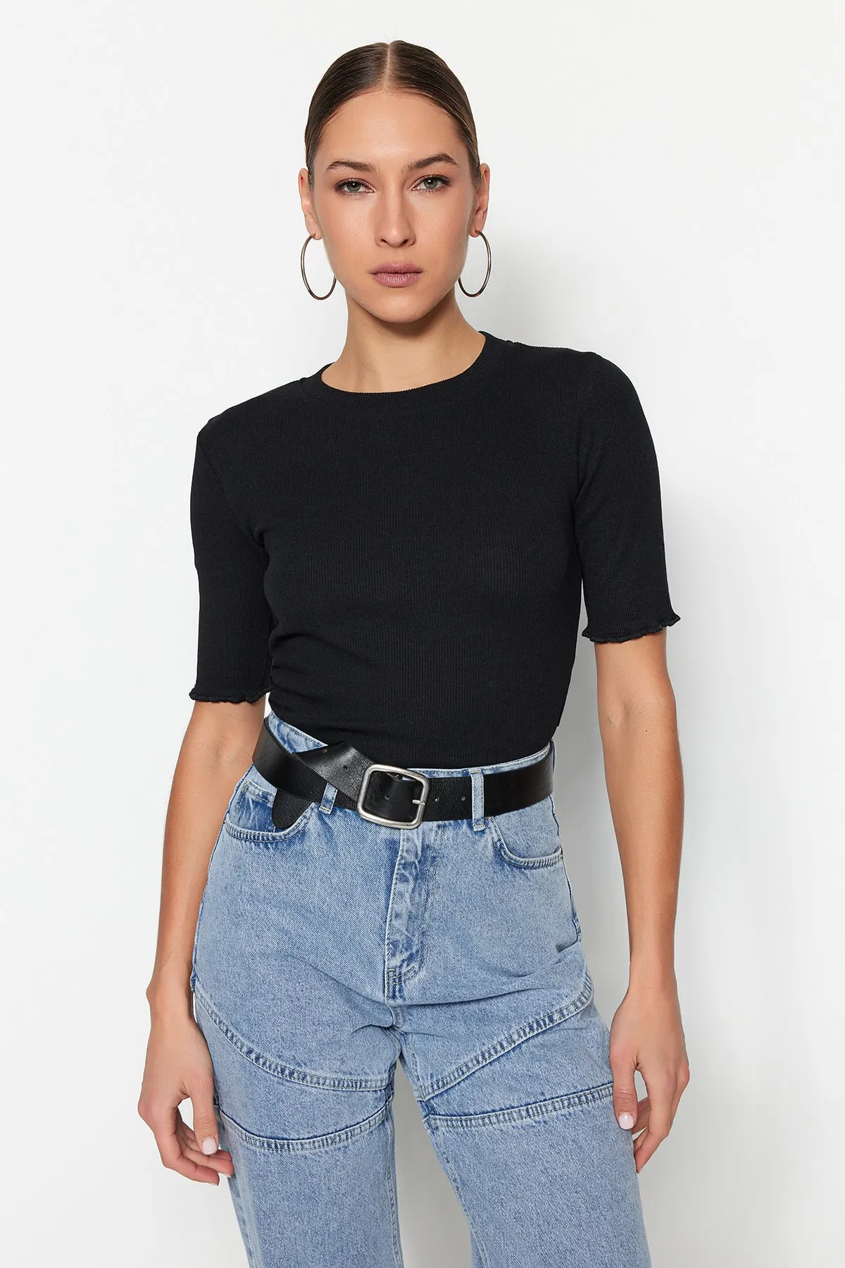 Trendyol Collection  Schwarze, taillierte Stretch-Strickbluse TWOSS23BZ00025