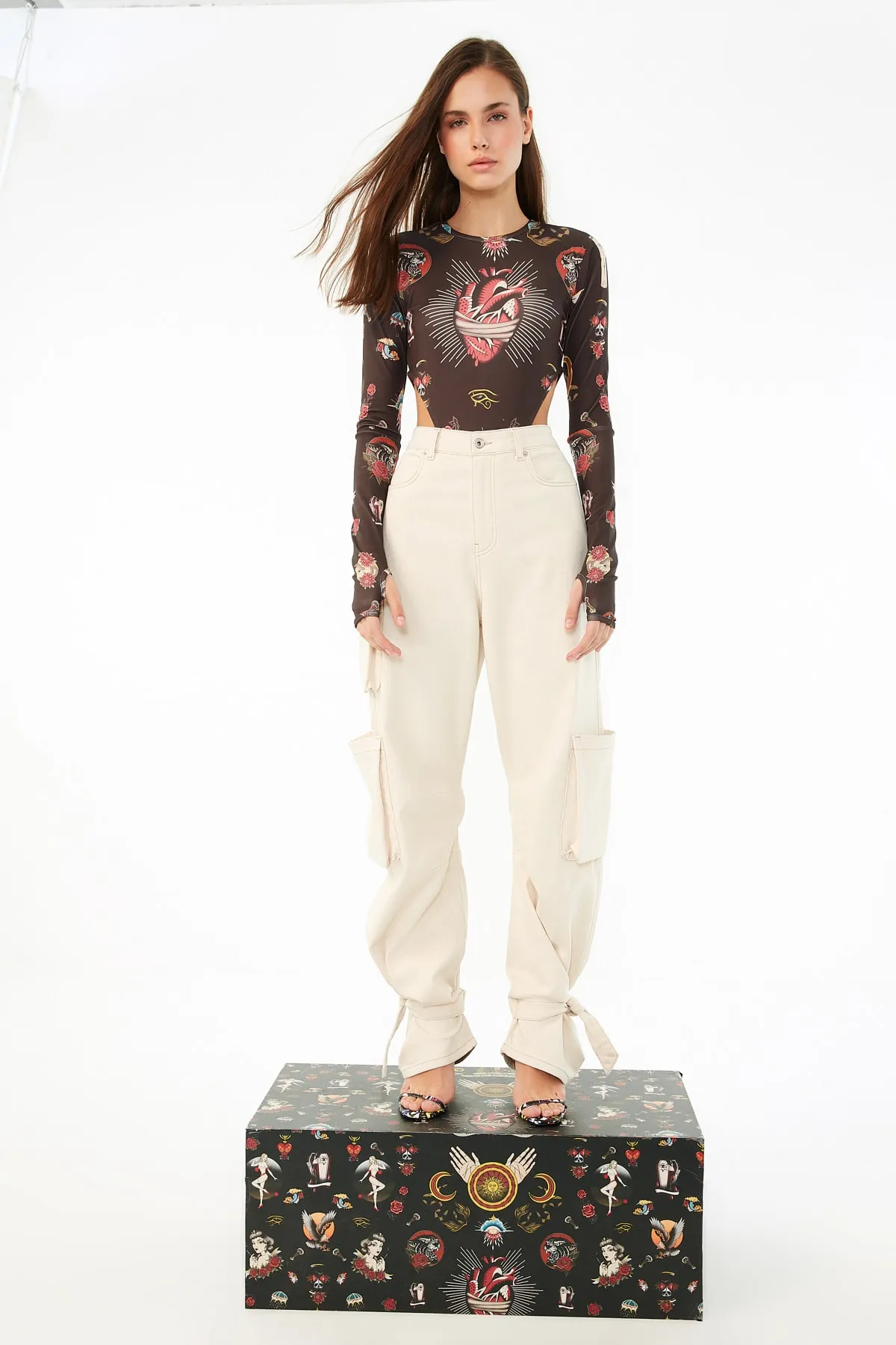 Trendyol Collection  X Zeynep Tosun Ecru Taschendetaillierte Jeans TPRSS22JE00000