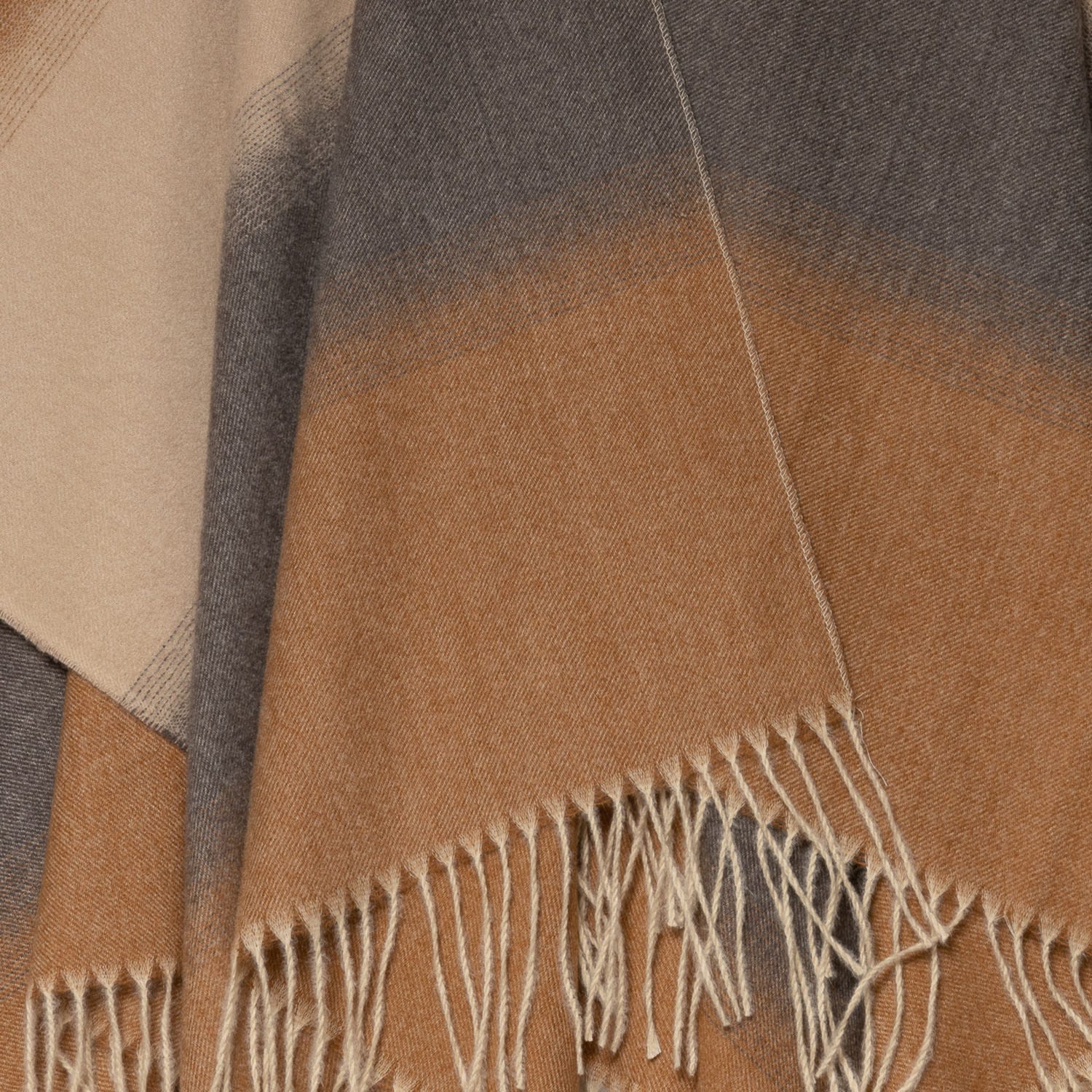 Poncho beige, gris et camel à rayures