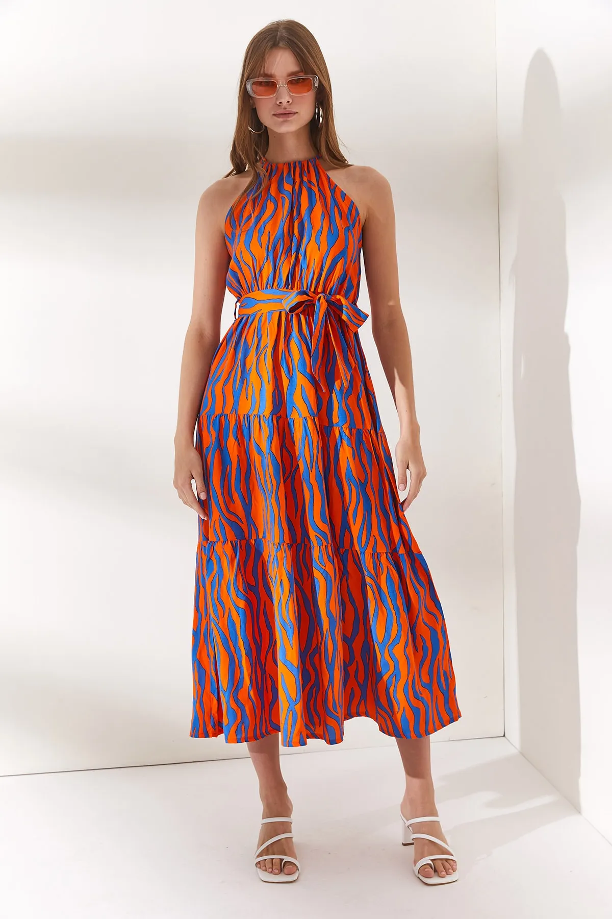 Olalook  Damenkleid aus gewebtem Viscon in Zebra-Orange mit Neckholder und Gürtel ELB-19001548