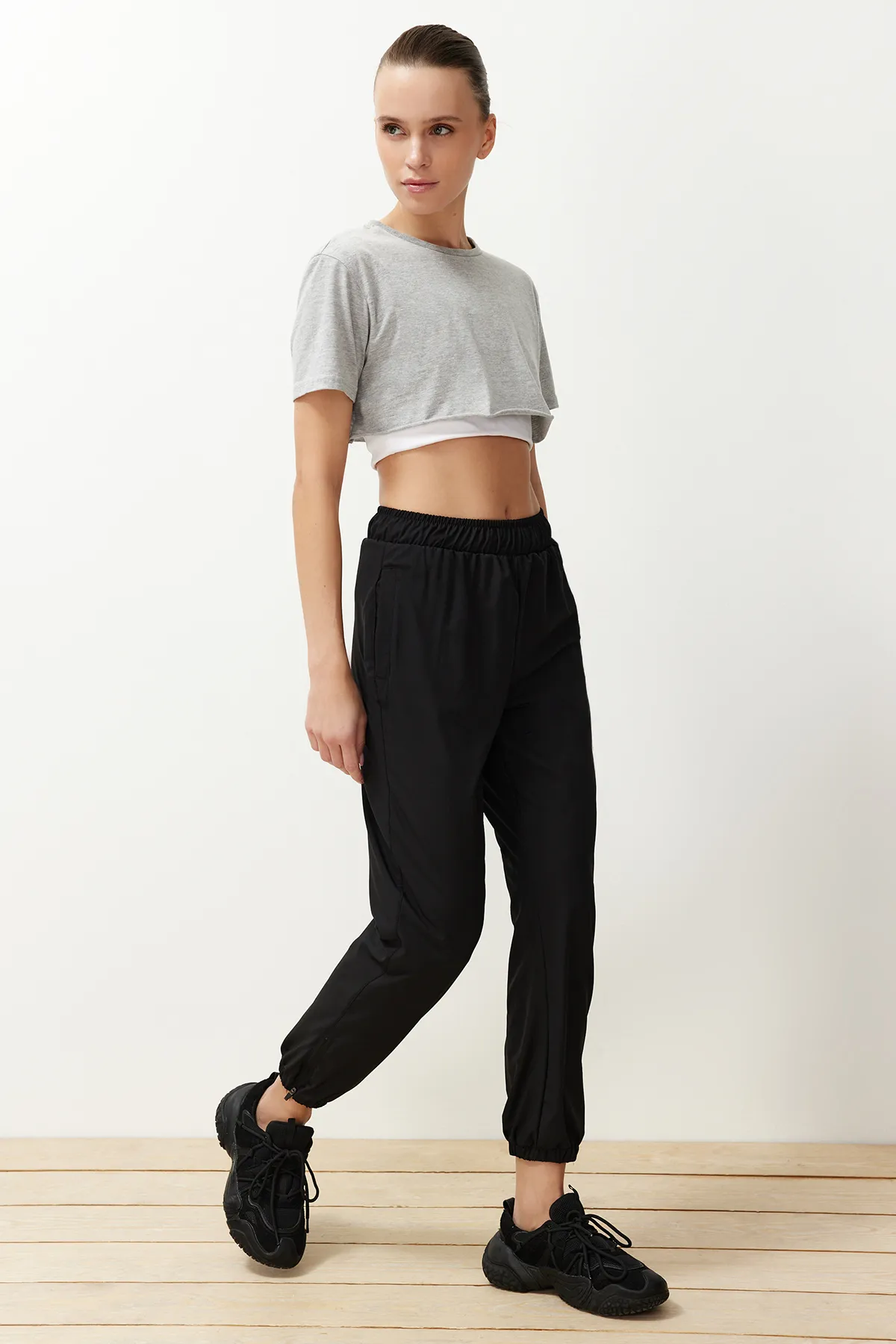 Trendyol Collection  Schwarze, dünne, gestrickte Lycra-Jogginghose mit Reißverschluss am Bein THMSS24EA00002