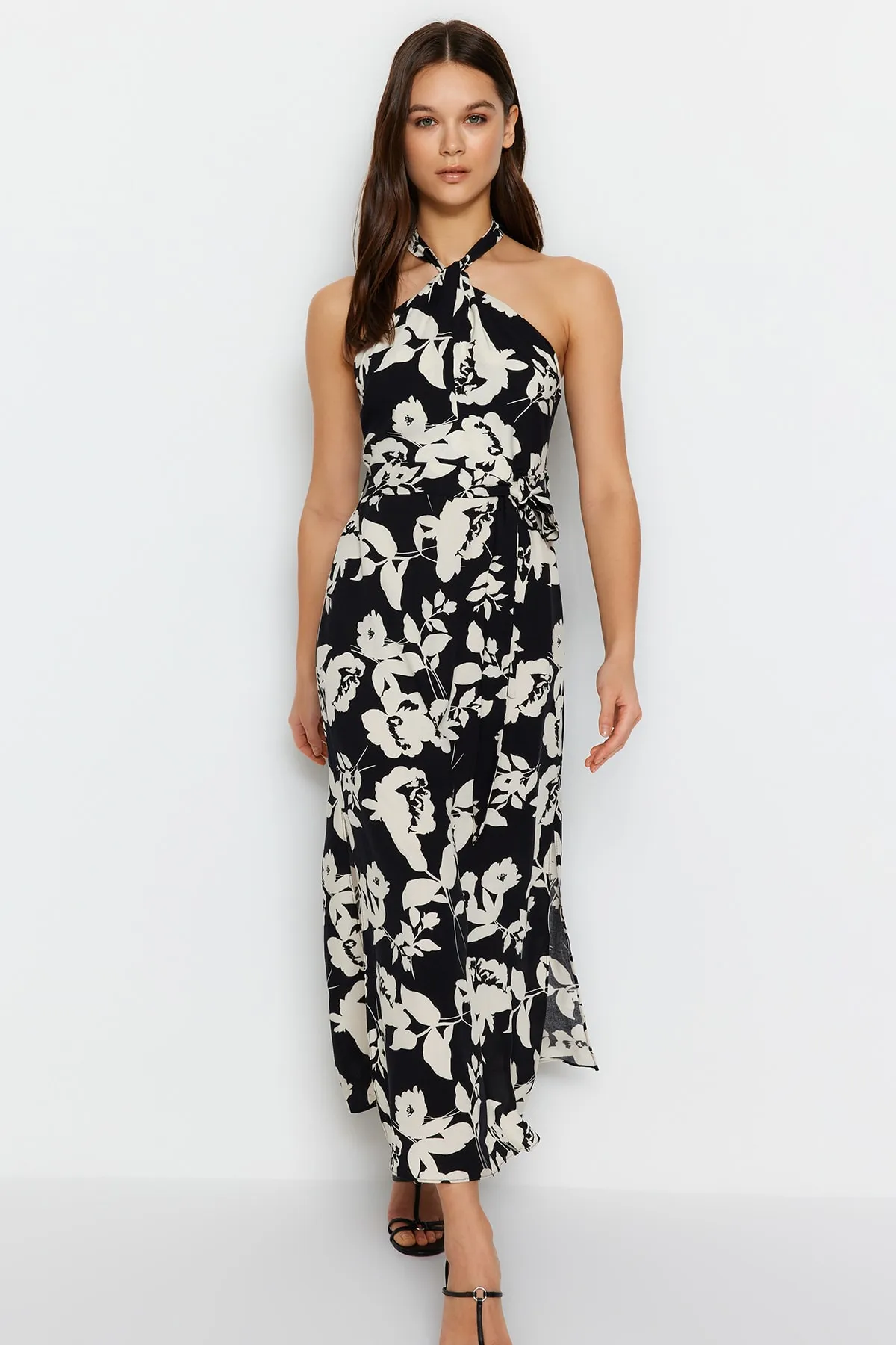 Trendyol Collection  Schwarzes, detailliertes, gewebtes Kleid mit Krawatte TWOSS23EL02125