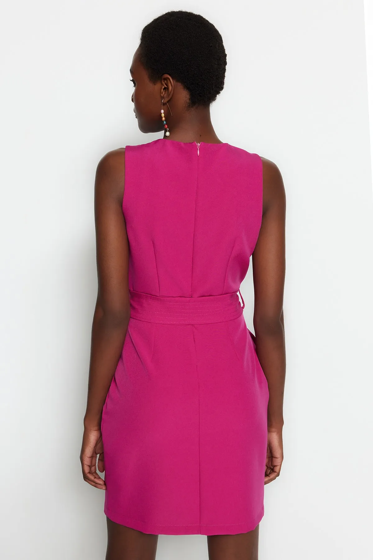 Trendyol Collection  Fuchsiafarbenes Mini-Webkleid mit Gürtel und Rundhalsausschnitt TWOSS19AA0063