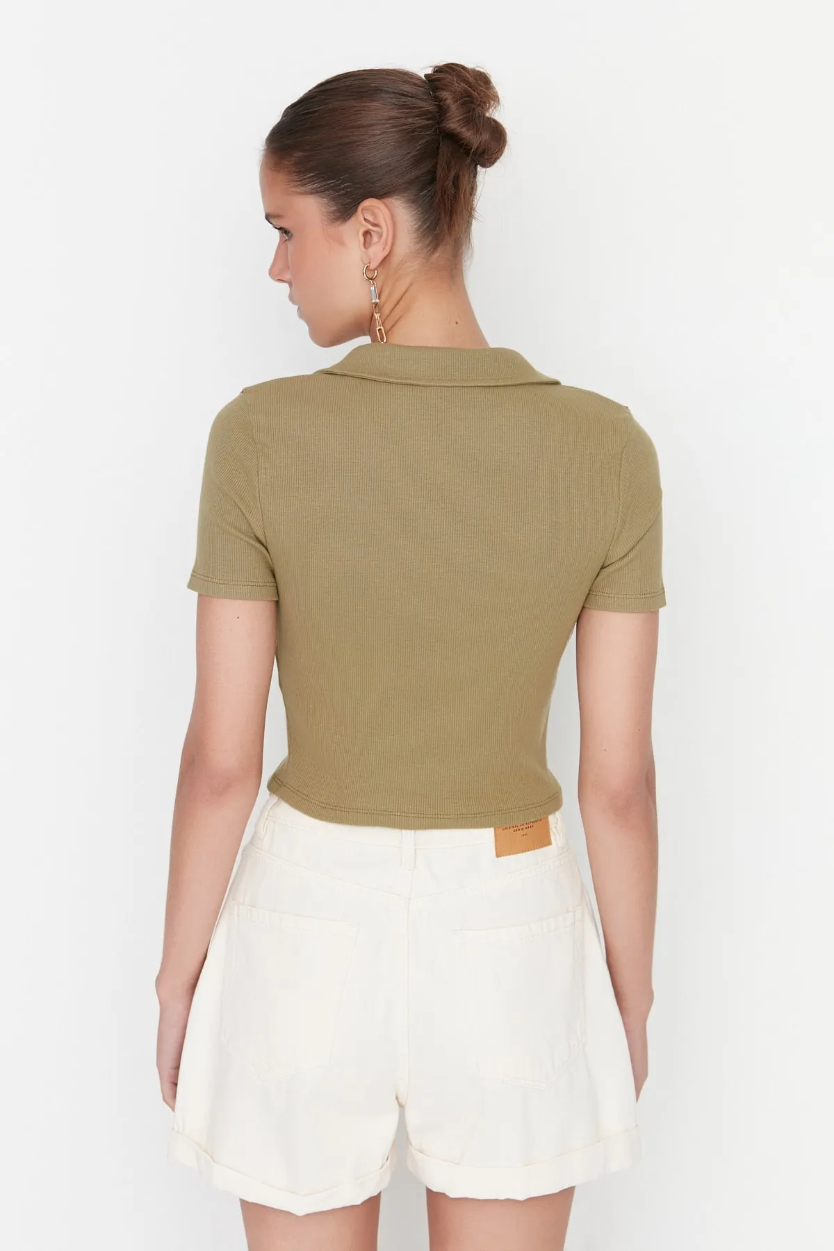 Trendyol Collection  Khakifarbene, eng anliegende, kurze, gerippte, dehnbare Strickbluse mit Polokragen TWOSS21BZ0038