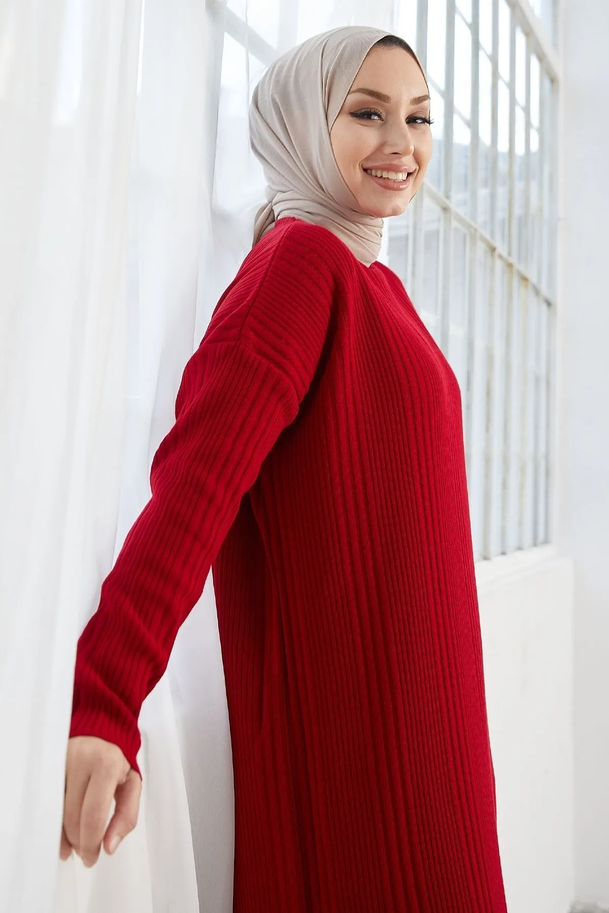 InStyle  Langes Strickkleid mit Rollkragen von Arissa – Rot