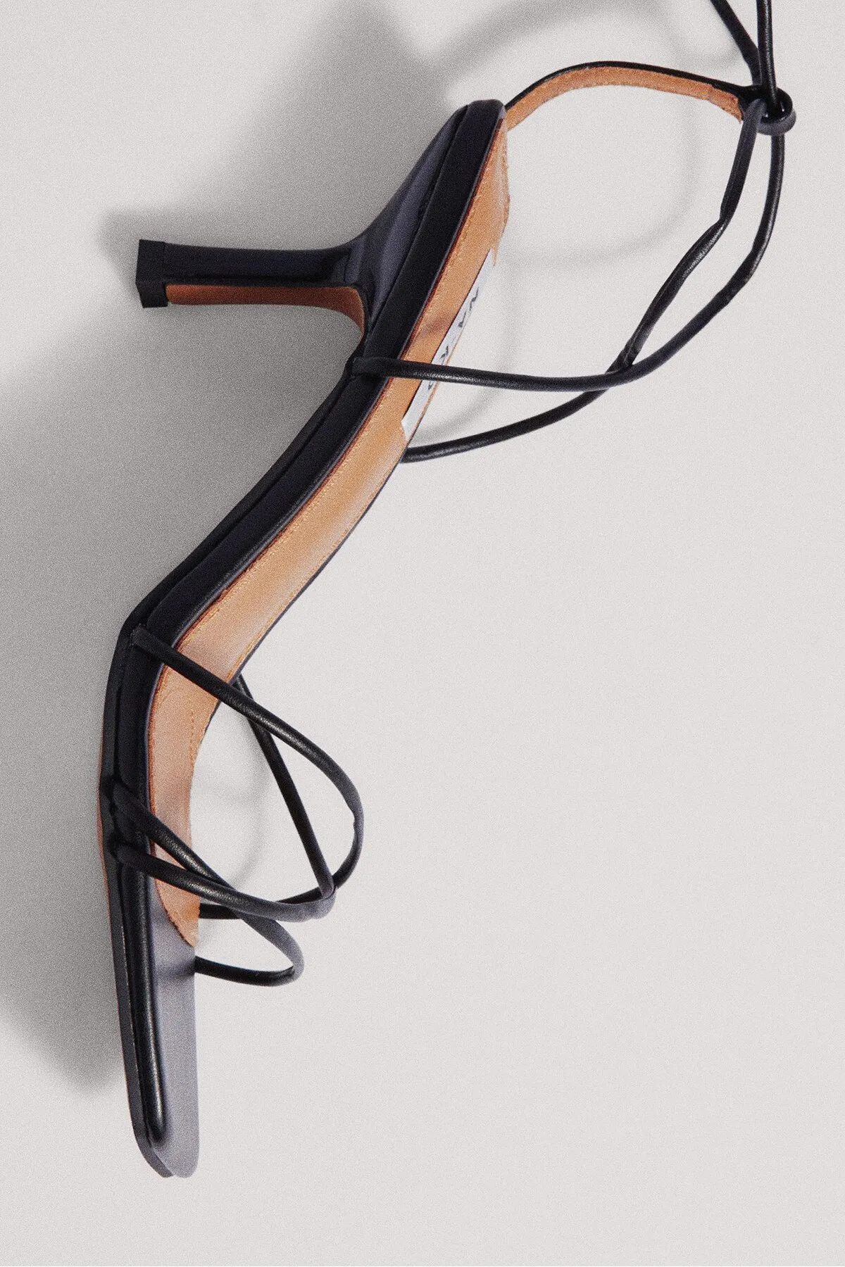 NA-KD  Niedrige Stiletto-Pumps mit Fesselriemchen