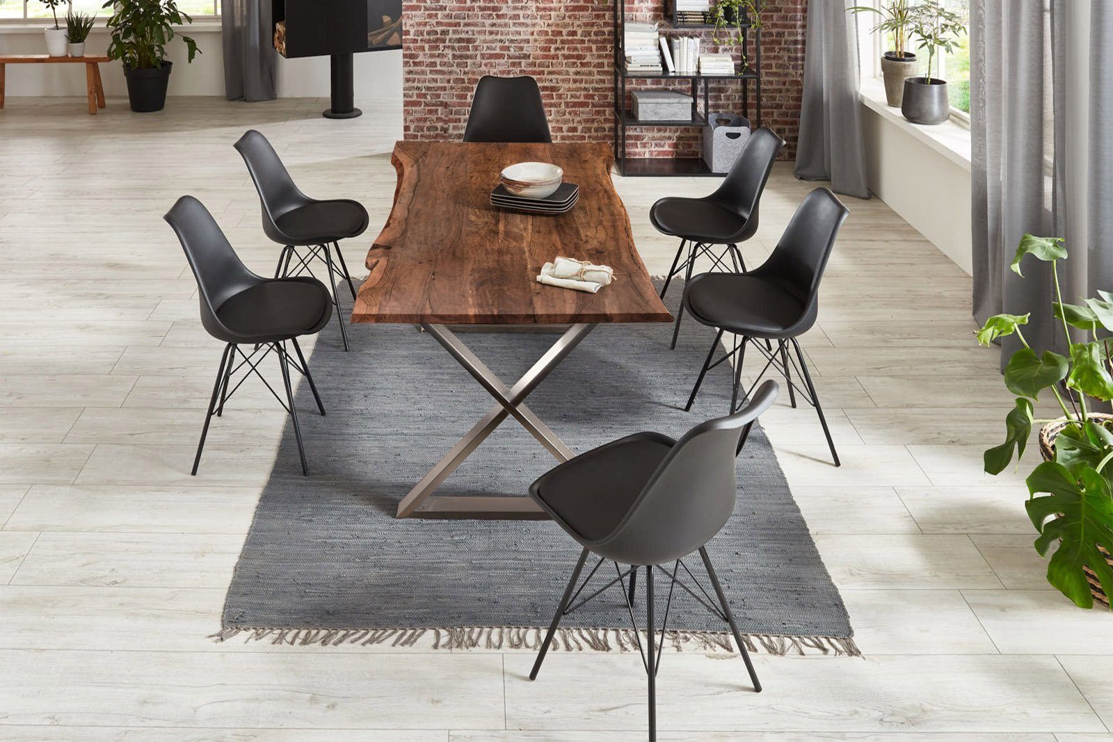 Junado® Baumkantentisch Kasimir, Akazienholz massiv, natur- oder nussbaumfarben, Tischstärke 26mm, bis 3 Meter Größe mit natürlicher Baumkante erhältlich, geschlossenes Metallgestell X-Form in schwarz oder edelstahlfarben