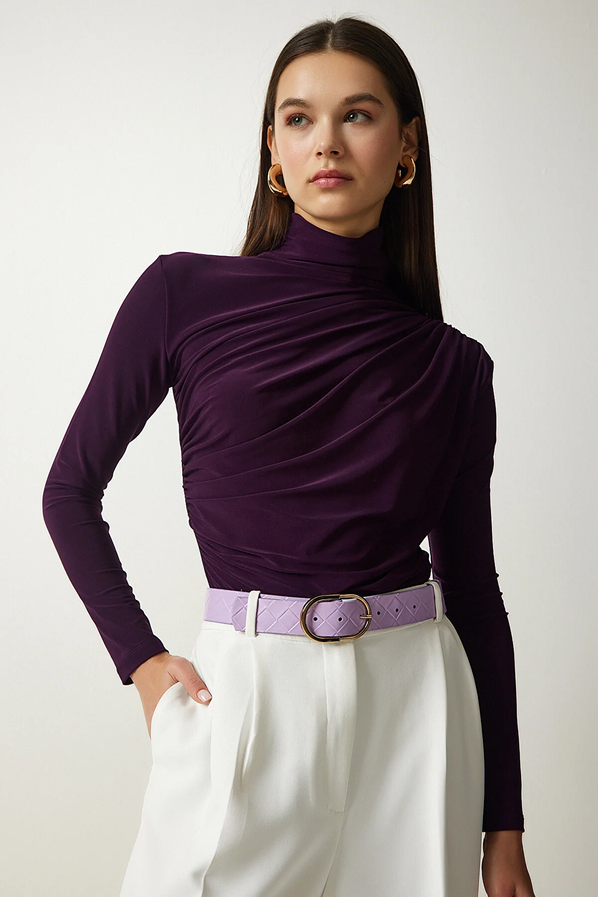Happiness İstanbul  Pflaumenfarbene, geraffte, detaillierte Sandy-Bluse mit hohem Kragen für Damen FF00135