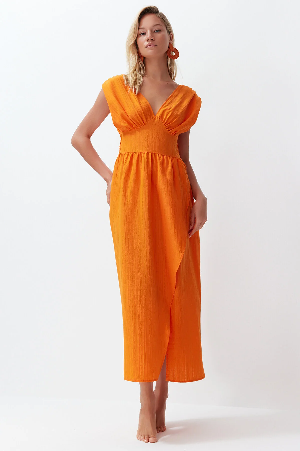 Trendyol Collection  Orangefarbenes Maxi-Strandkleid mit gewebtem Schlitz TBESS24EL00063