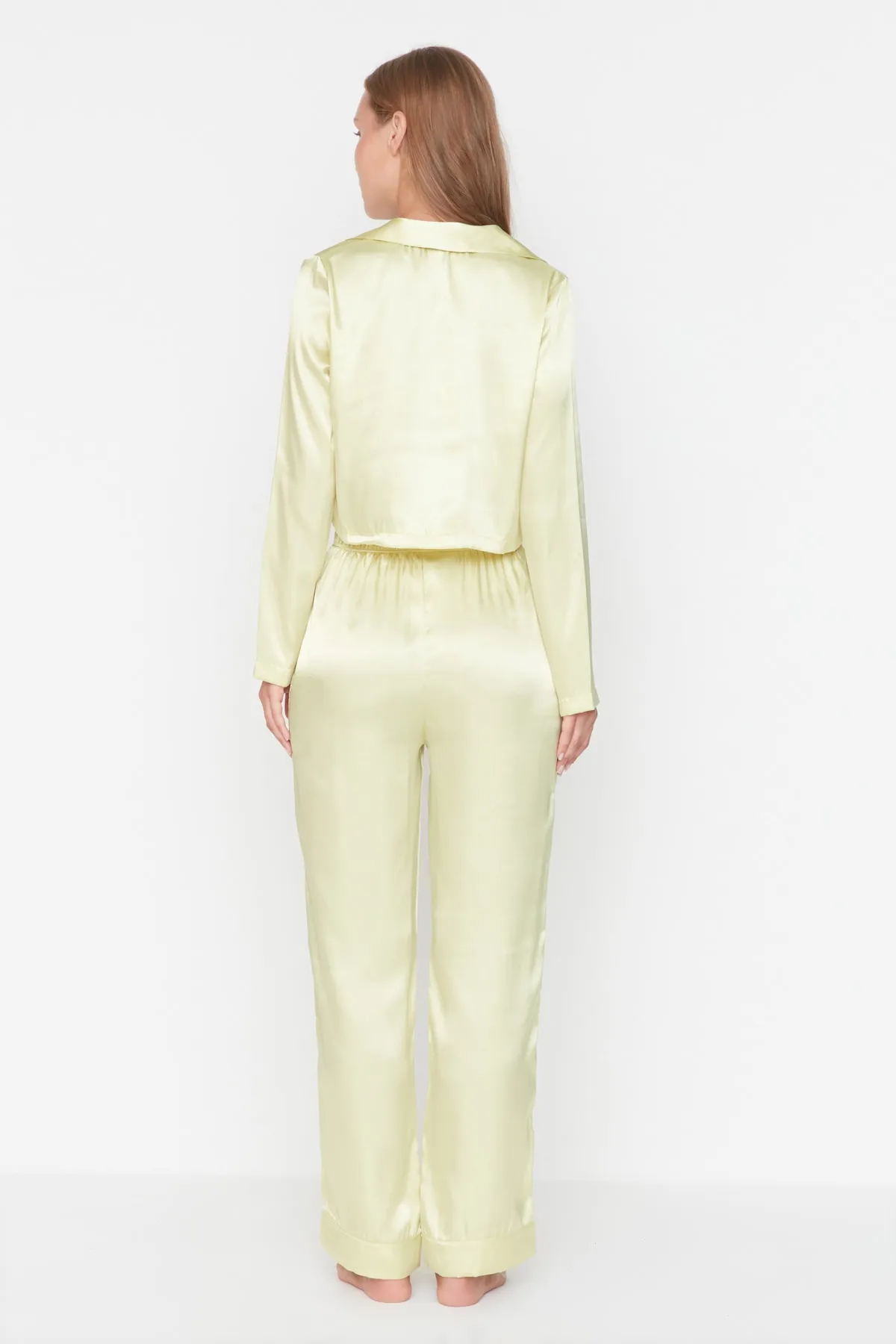 Trendyol Collection  Gelbes Pyjama-Set aus Satin mit bauchfreiem Hemdkragen und Webkragen THMAW23PT00076