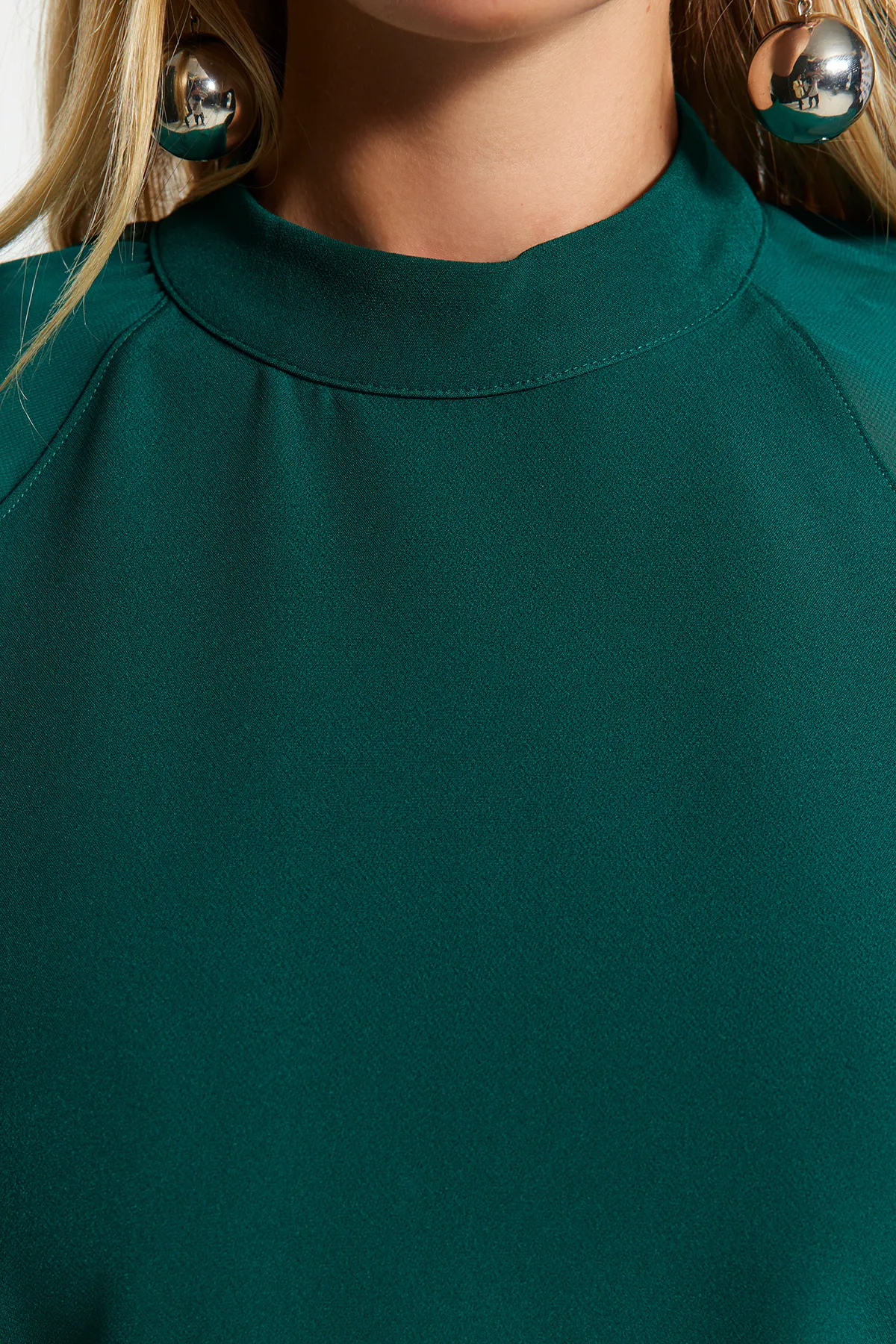 Trendyol Collection  Smaragdgrünes, detailliertes Midi-Webkleid mit Stehkragen und Ärmeln TWOAW24EL00461