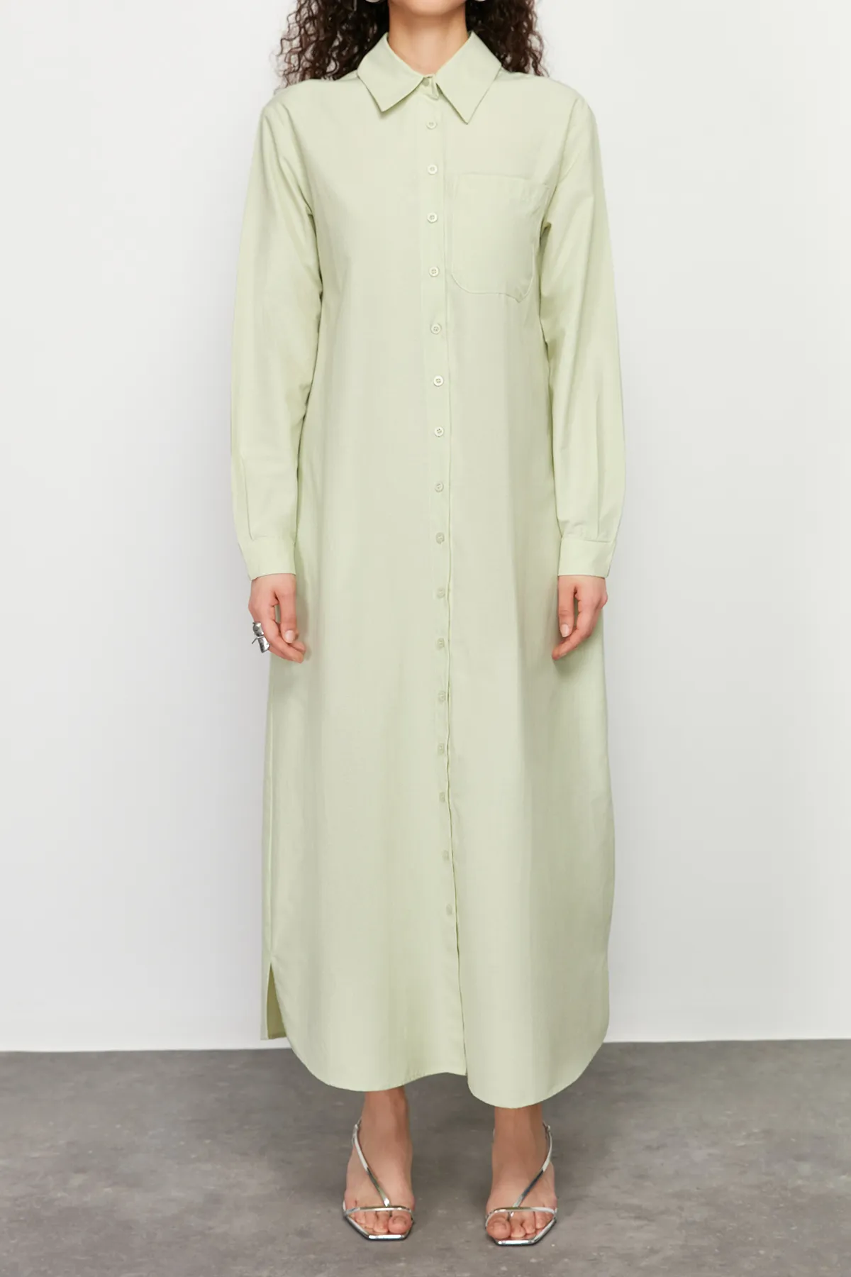 Trendyol Modest  Hellkhakifarbenes, schlicht gewebtes Hemdkleid TCTSS24EB00137