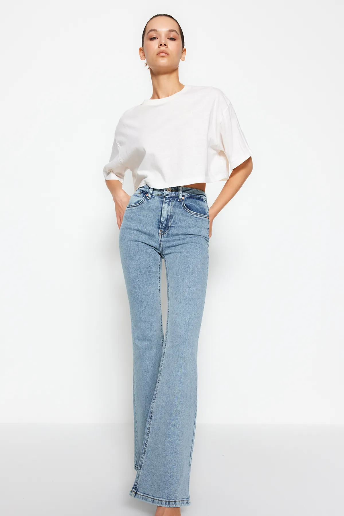 Trendyol Collection  Blaue Schlagjeans mit hoher Taille TWOSS24JE00043