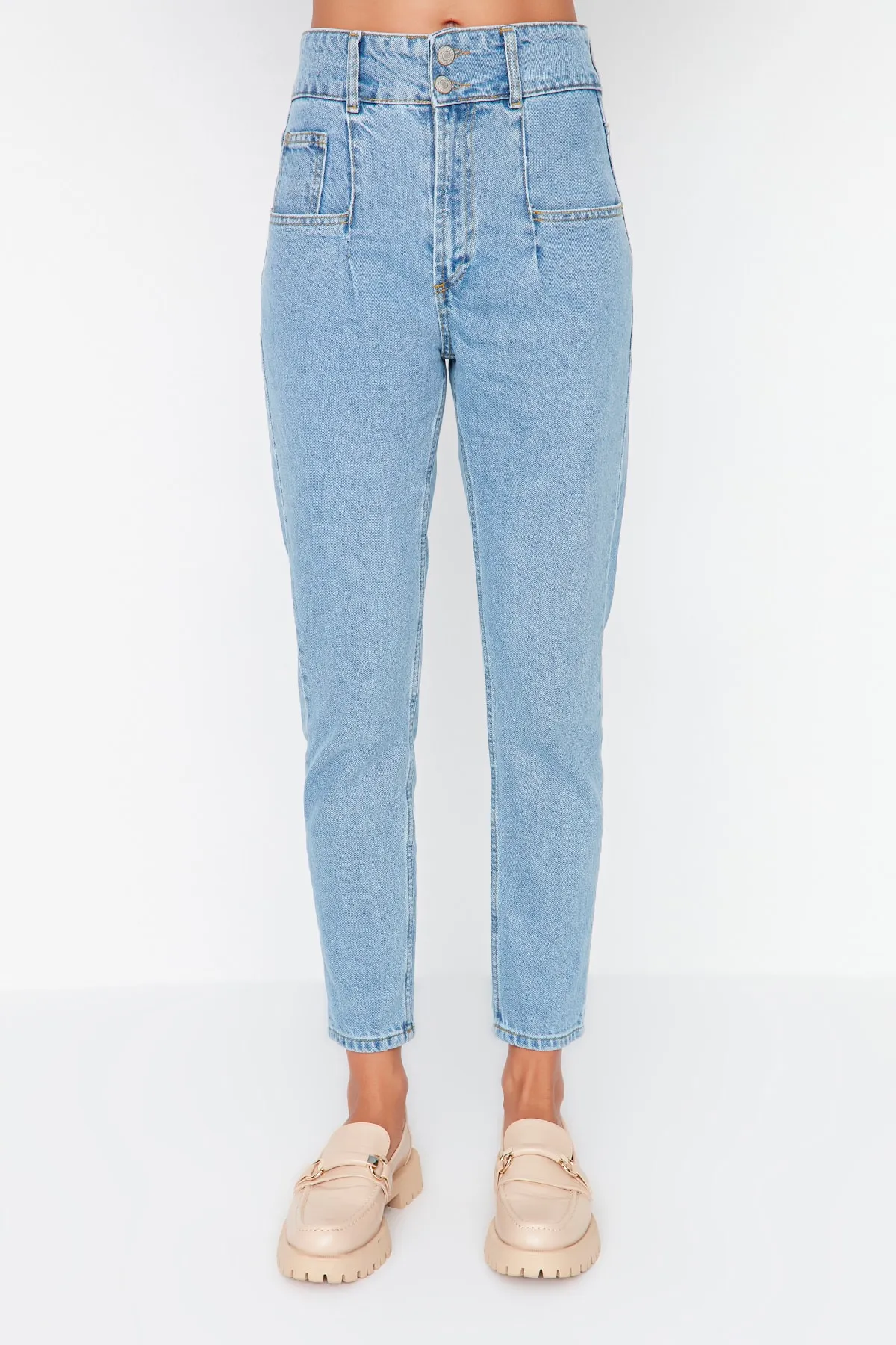 Trendyol Collection  Hellblaue Mom-Jeans mit hoher Taille und Detail TWOAW23JE00190